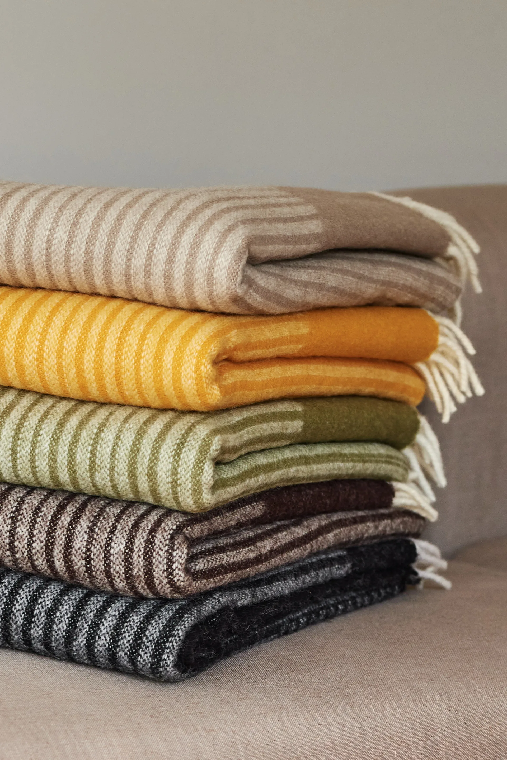 Stripes ullpledd 130 x 185 cm, Svart NJRD