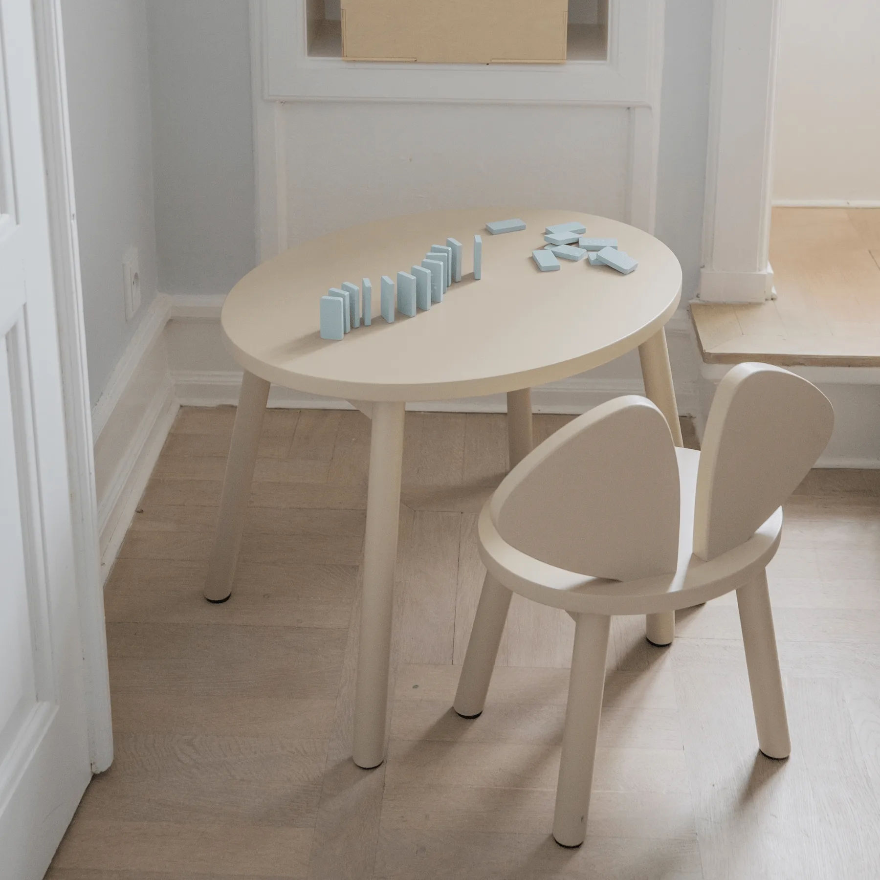 Mouse set barnestol + bord, Beige Nofred