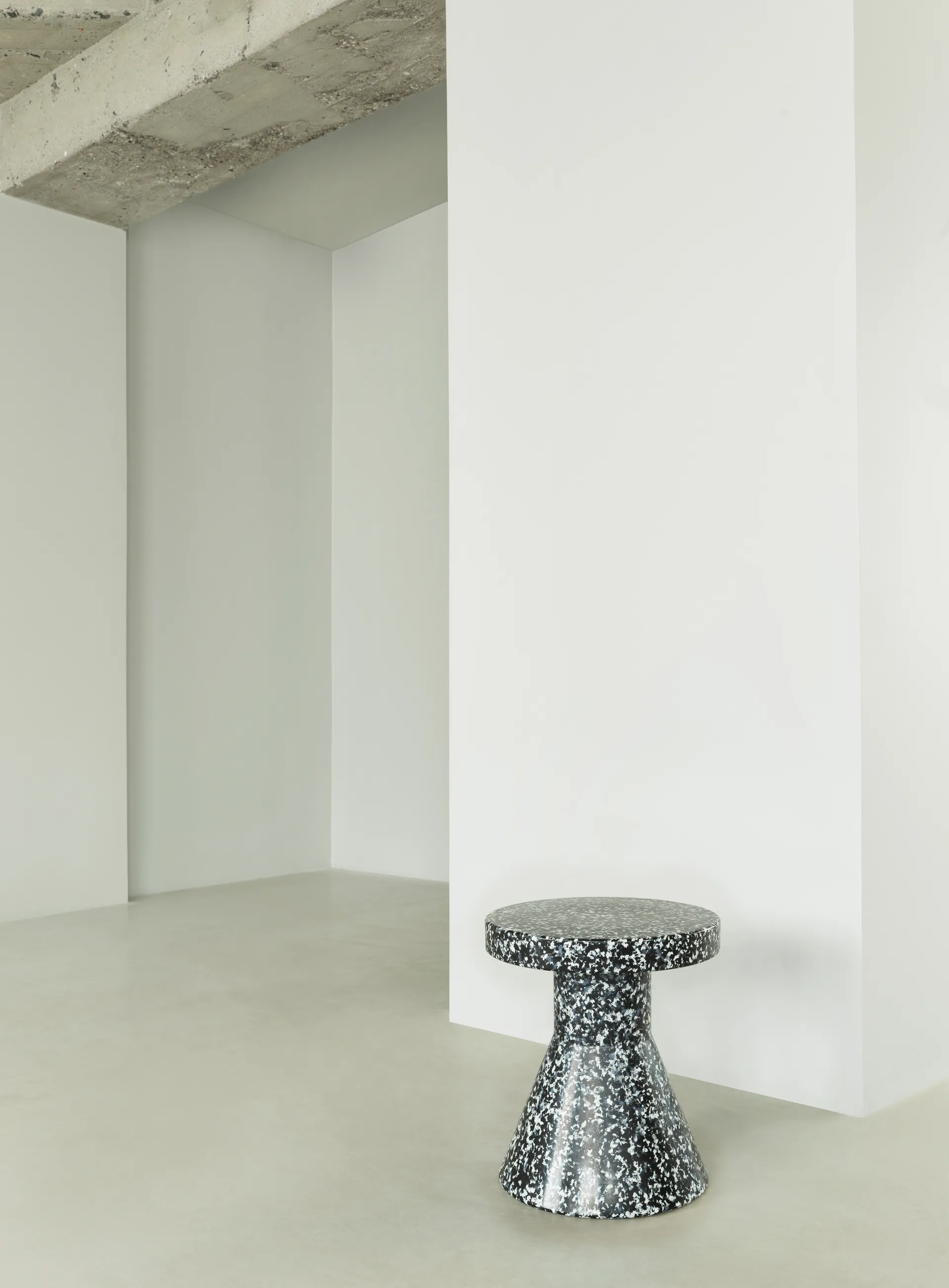 Bit Cone rund krakk, Svart-hvit, Ø36x42 cm Normann Copenhagen