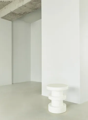 Bit Stack rund krakk - Hvit-hvit, Ø36x42 cm - Normann Copenhagen