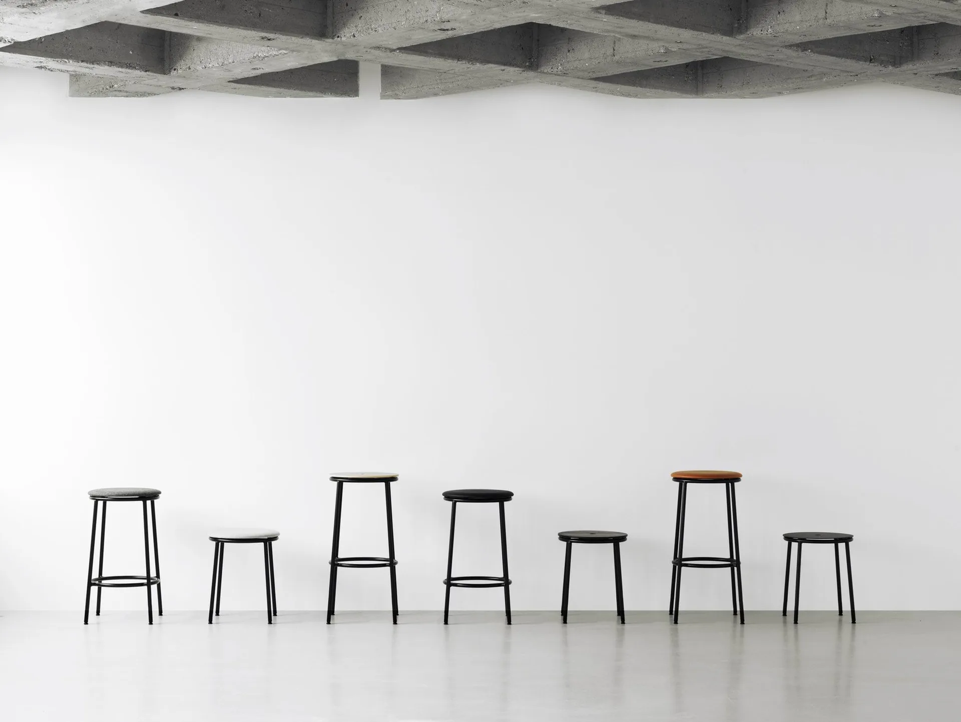 Circa krakk 45 cm, Svart aluminium Normann Copenhagen