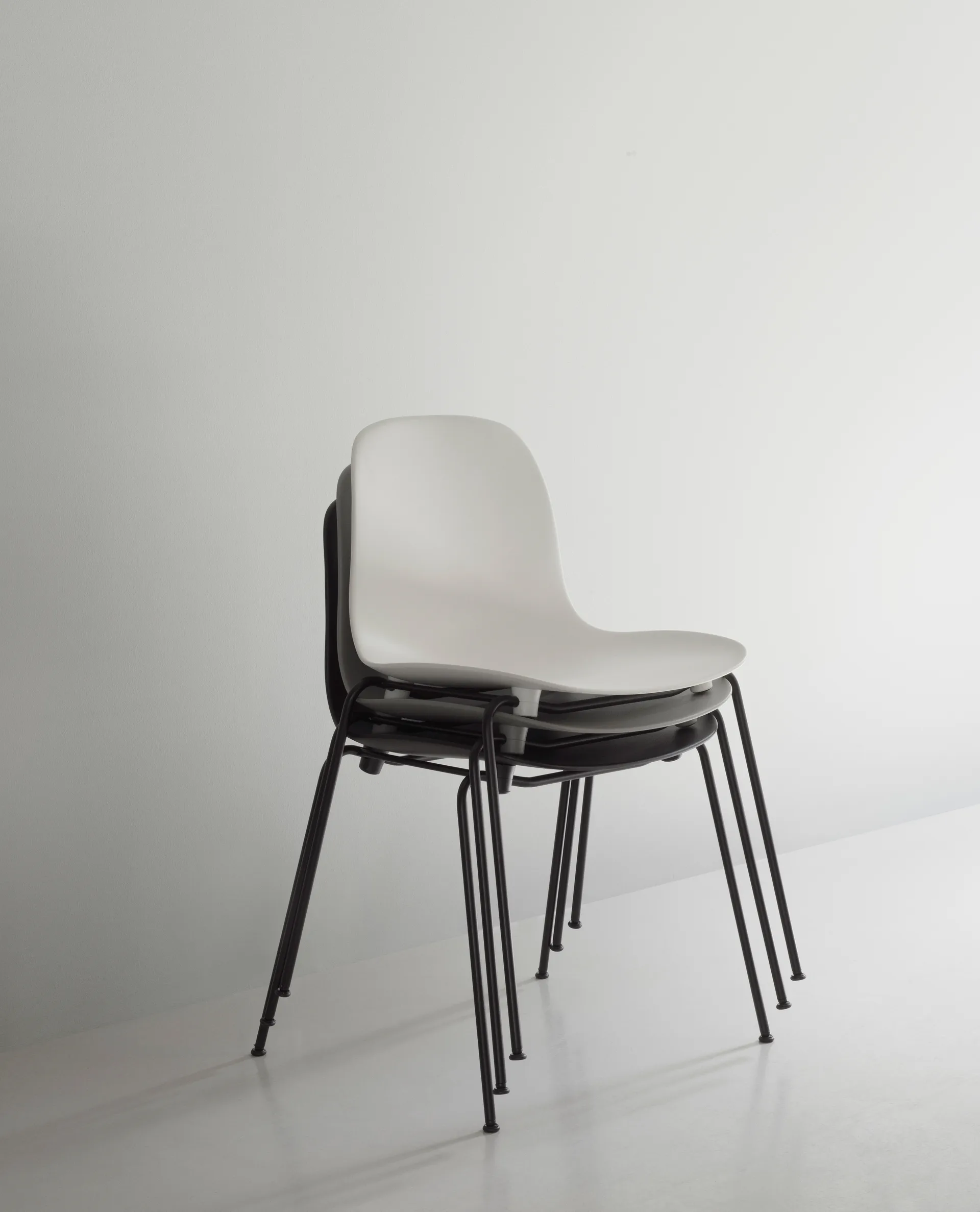 Form Chair stablebar stol svarte ben 2-pk, Grå,  Normann Copenhagen