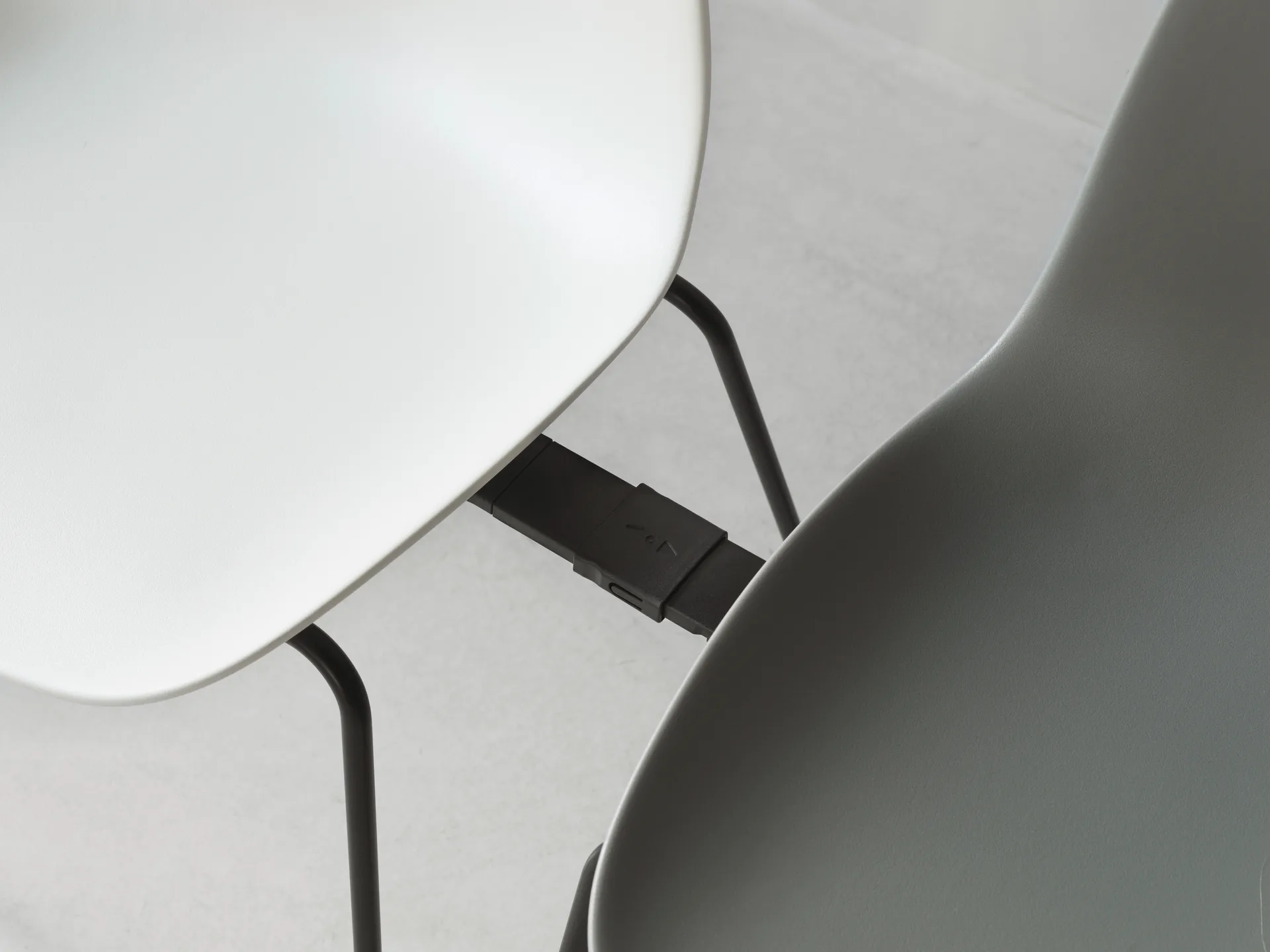 Form Chair stablebar stol svarte ben 2-pk, Hvit,  Normann Copenhagen