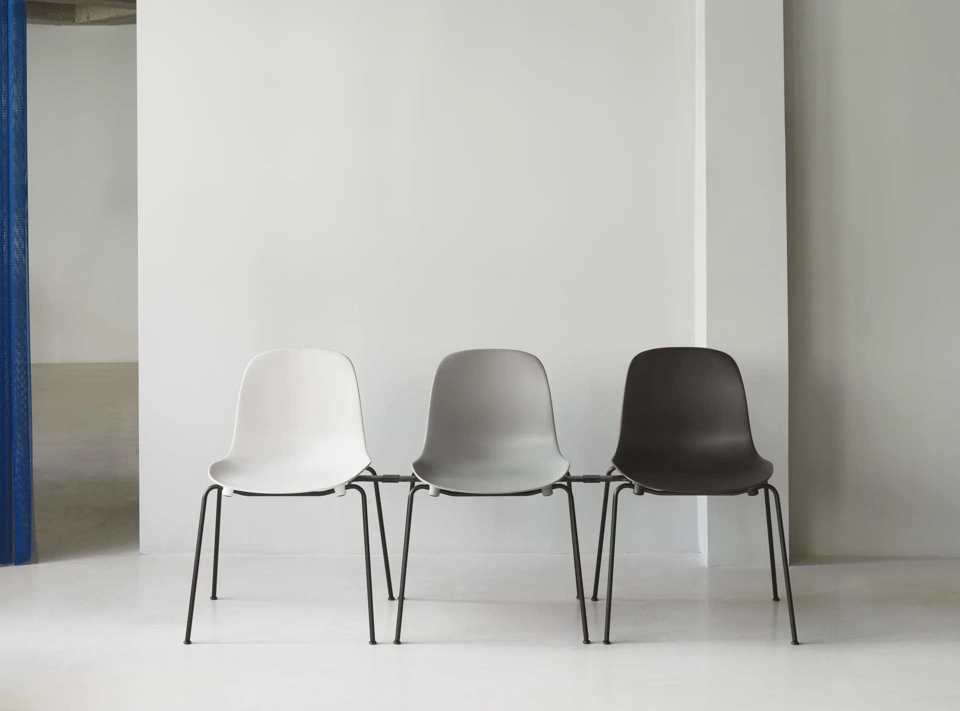 Form Chair stablebar stol svarte ben 2-pk, Hvit,  Normann Copenhagen