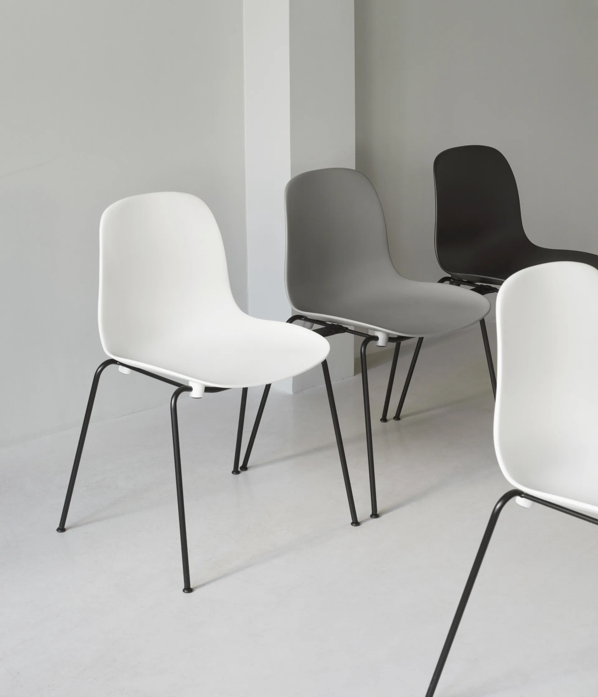 Form Chair stablebar stol svarte ben 2-pk, Hvit,  Normann Copenhagen