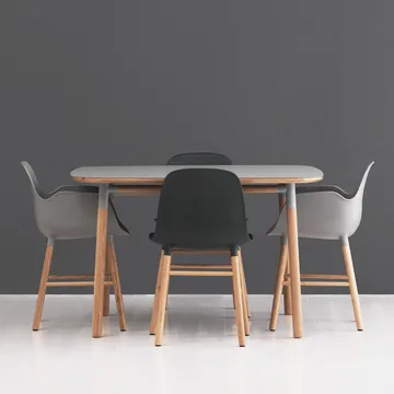 Form spisebord 120 x 120 cm - green, eikeben - Normann Copenhagen