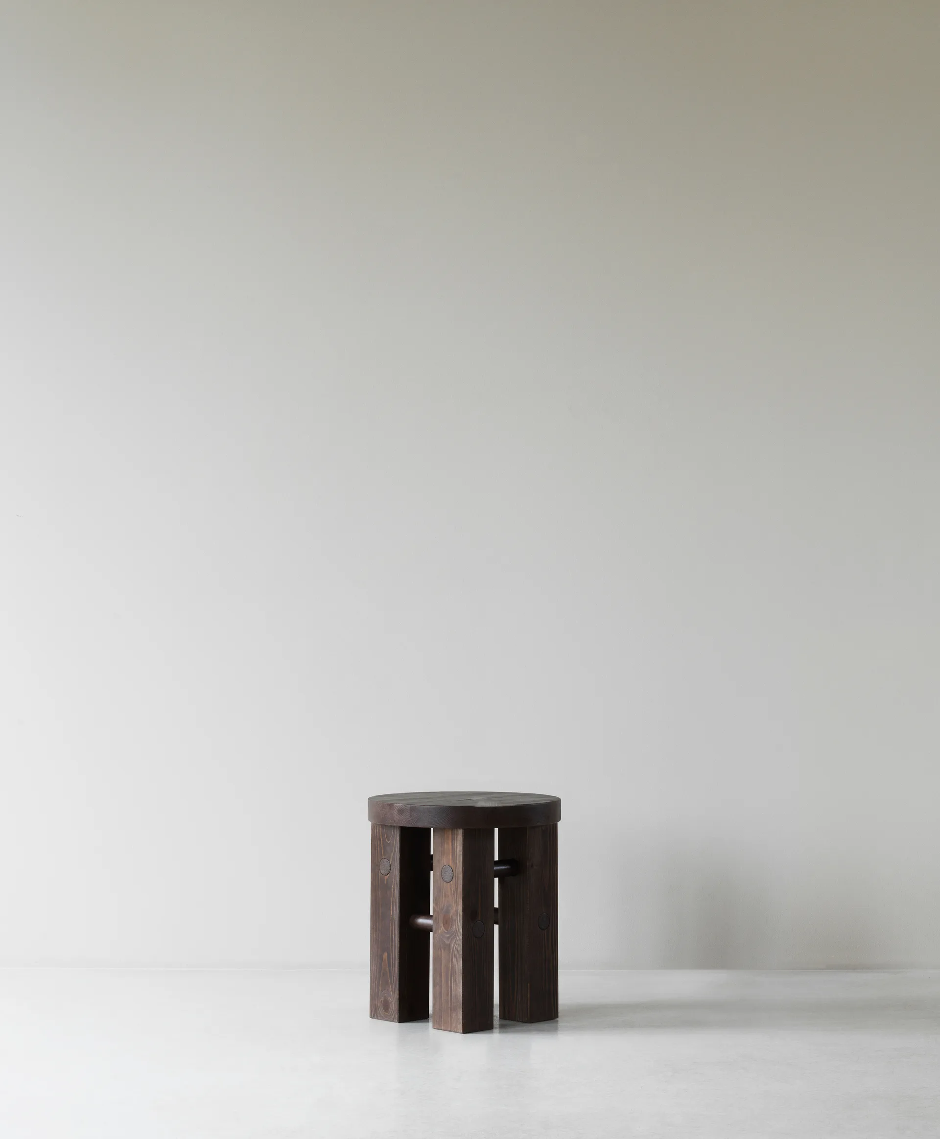 Fyr rund krakk 45 cm, Dark brown, Ø40x45 cm Normann Copenhagen
