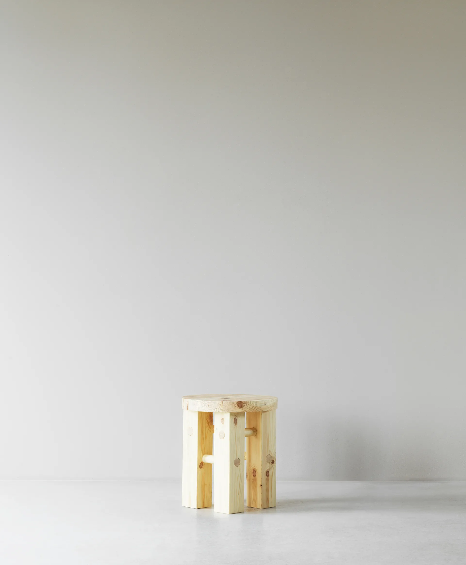 Fyr rund krakk 45 cm, Pine, Ø40x45 cm Normann Copenhagen