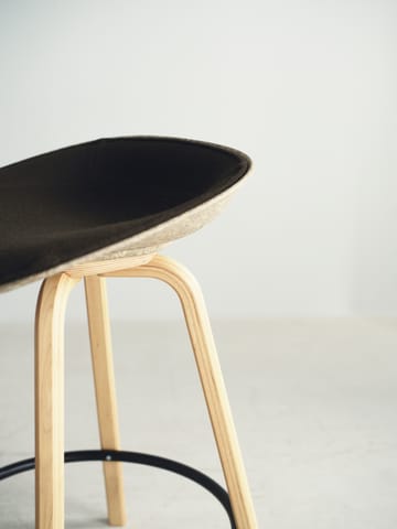 Mat Barstol barkrakk framsidekledd 65 cm - Ultra 41599-hemp-bøk-svart stål - Normann Copenhagen