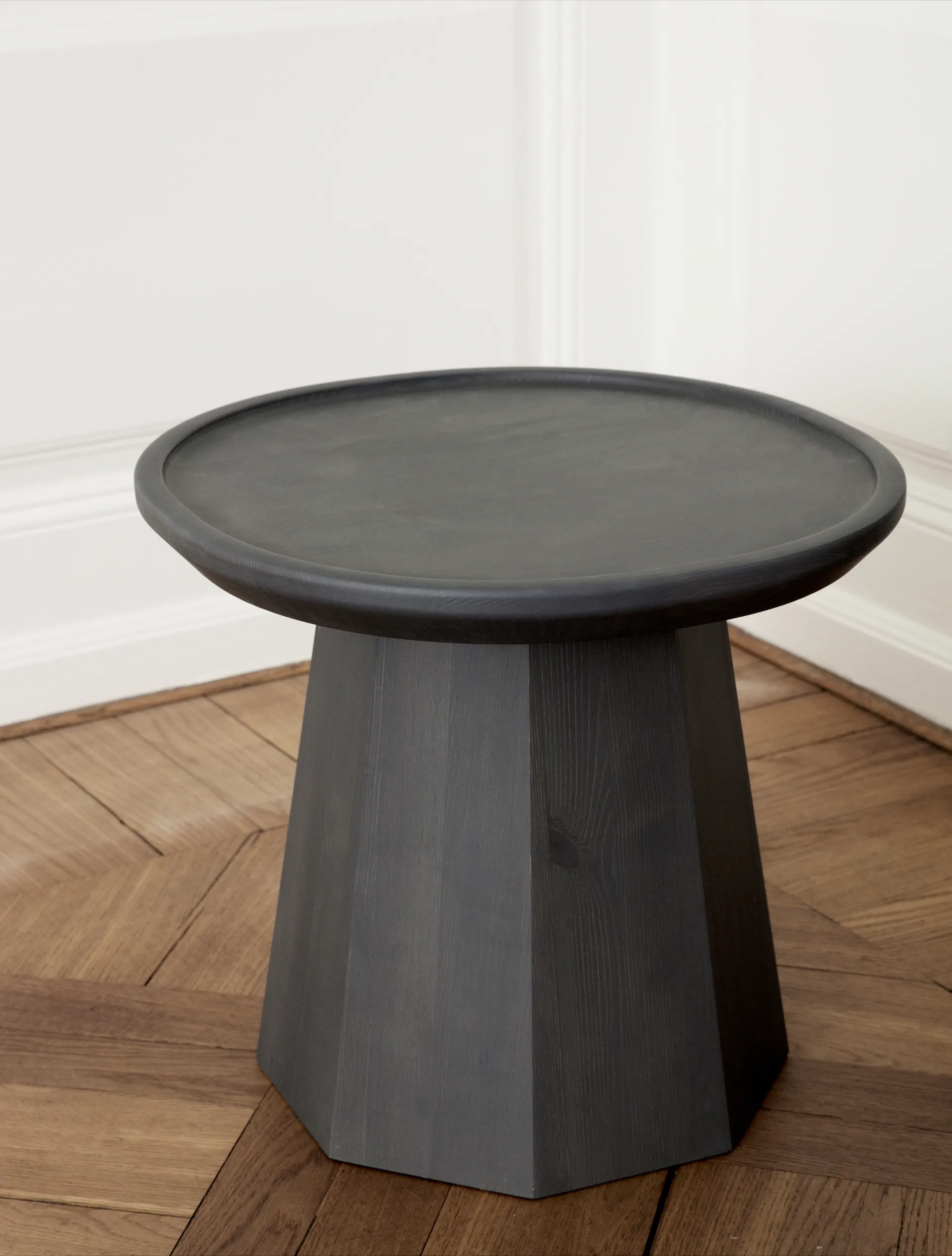Pine table small sidebord Ø 45 cm H: 40,6 cm, Dark grey Normann Copenhagen