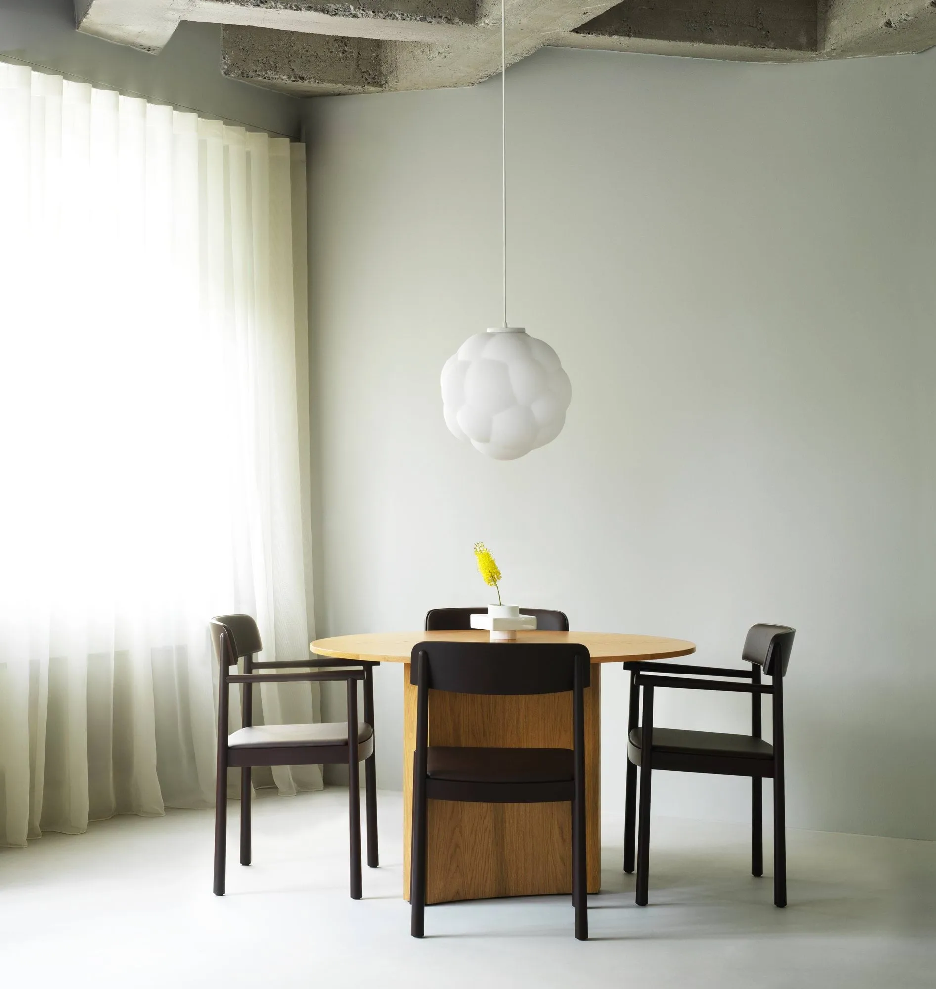 Timb armlene-stol, Brown ash-Hallingdal 368 Normann Copenhagen