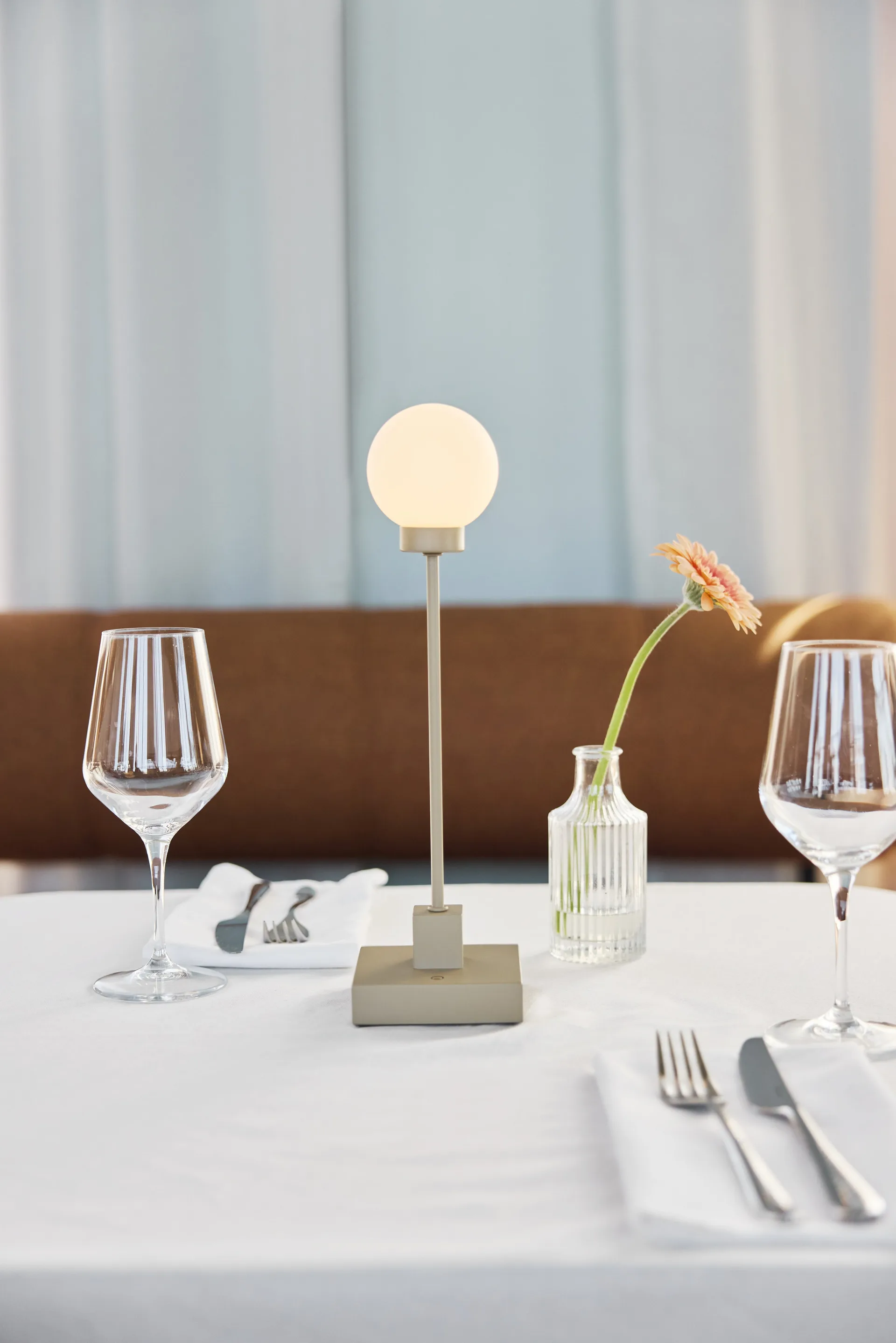 Snowball portabel bordlampe 33 cm, Grey beige Northern