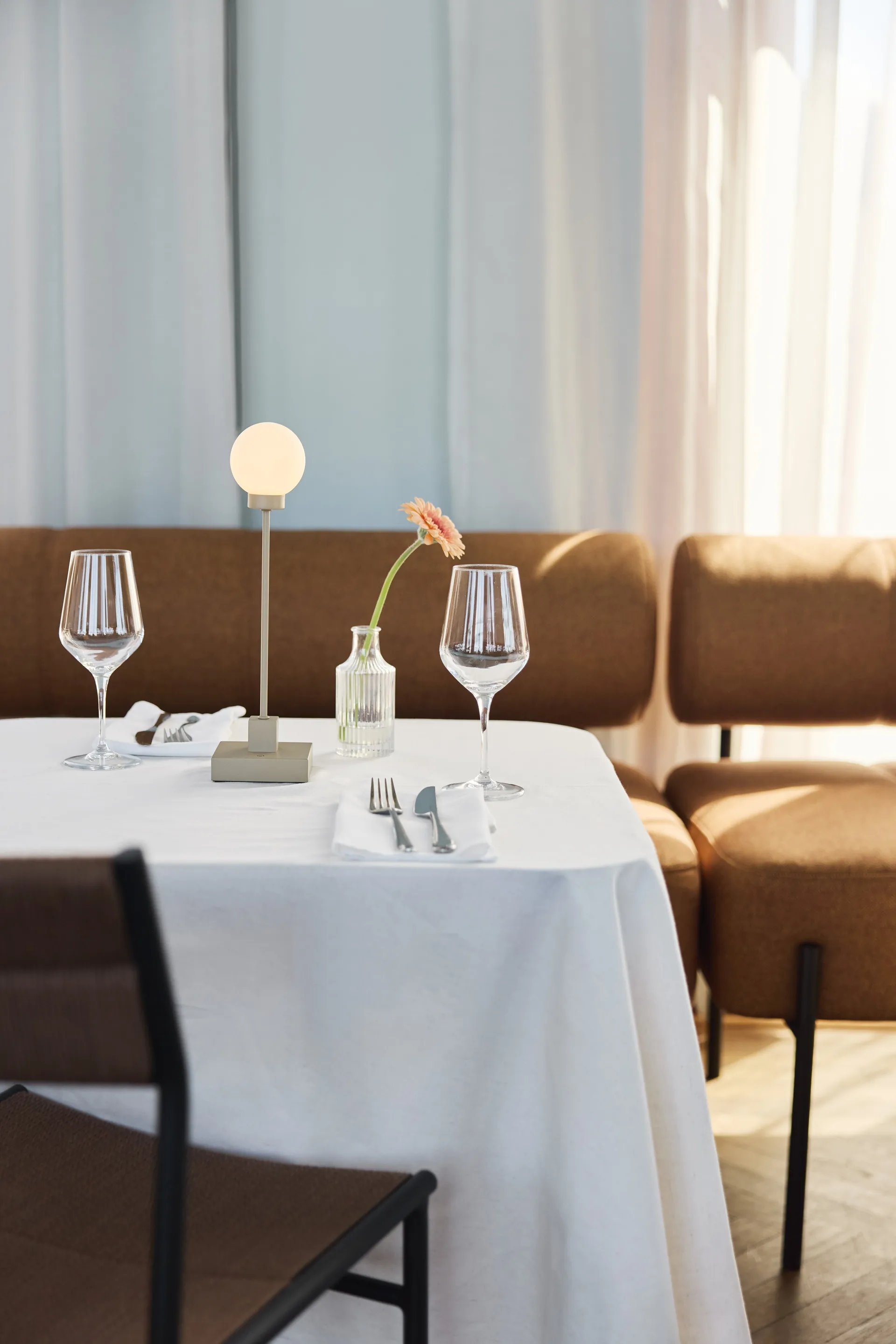 Snowball portabel bordlampe 33 cm, Grey beige Northern