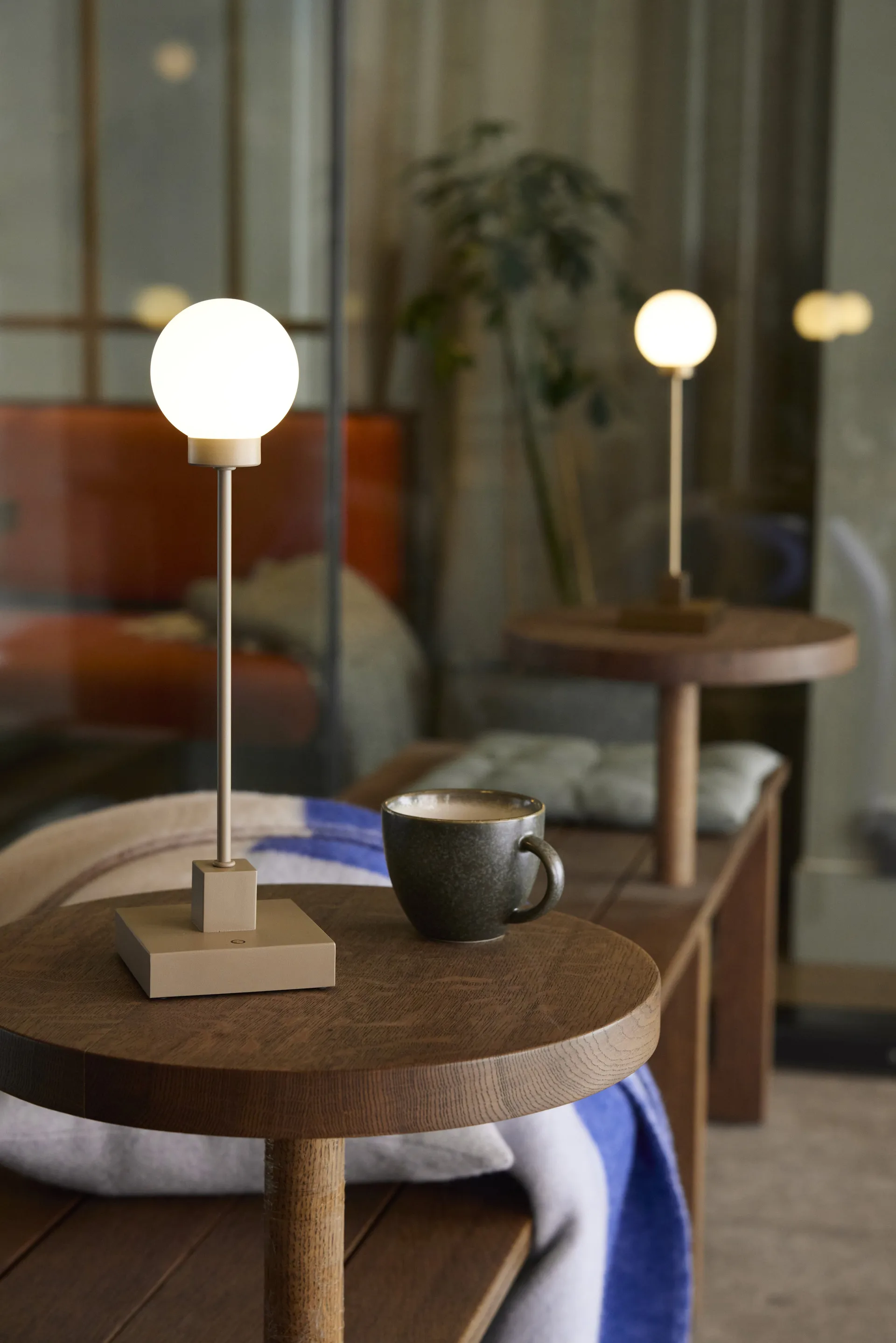 Snowball portabel bordlampe 33 cm, Messing Northern