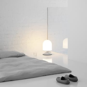 Vinge bordlampe - hvit struktur med hvit ledning - Örsjö Belysning