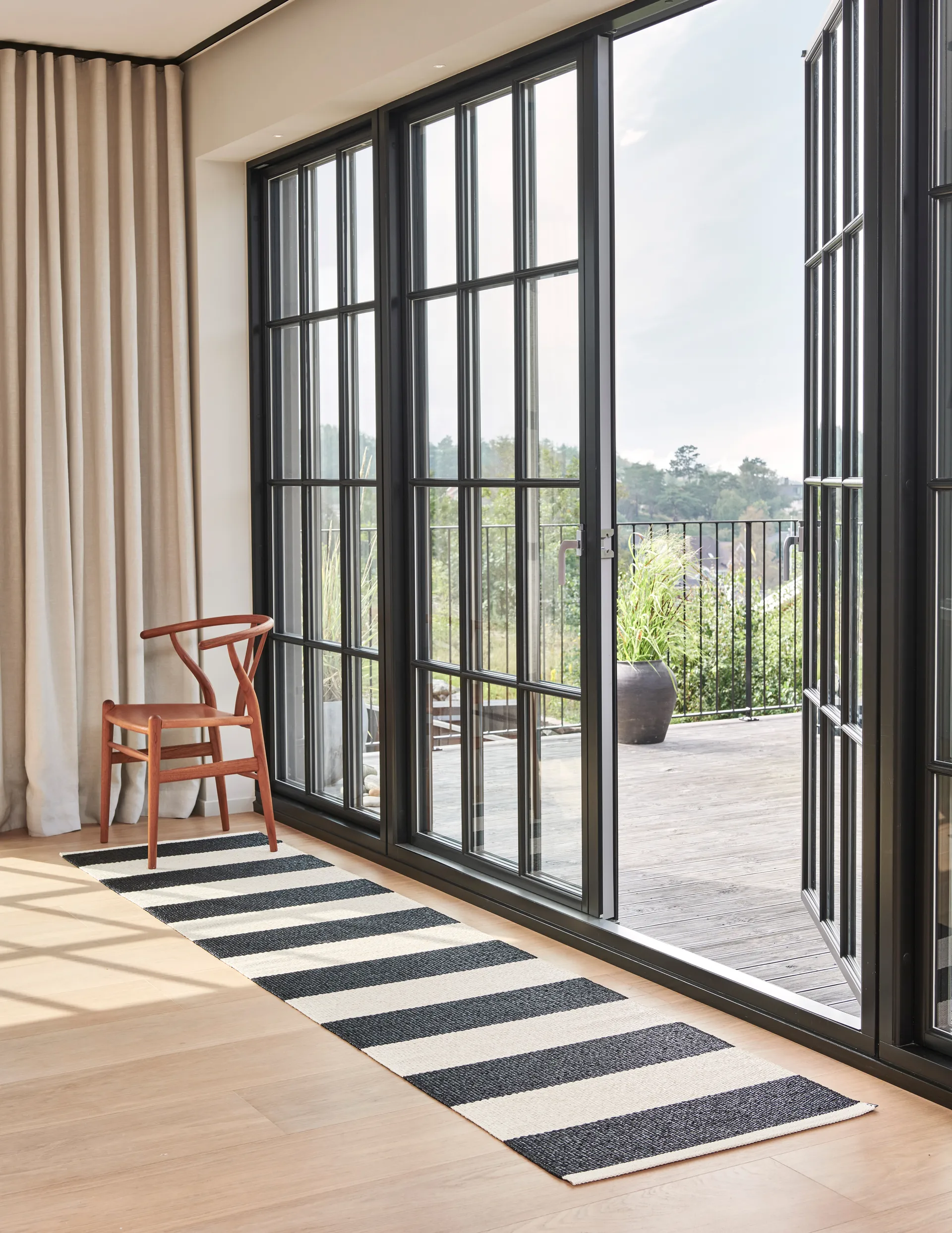 Bob løper, Black/vanilla, 70x300 cm Pappelina