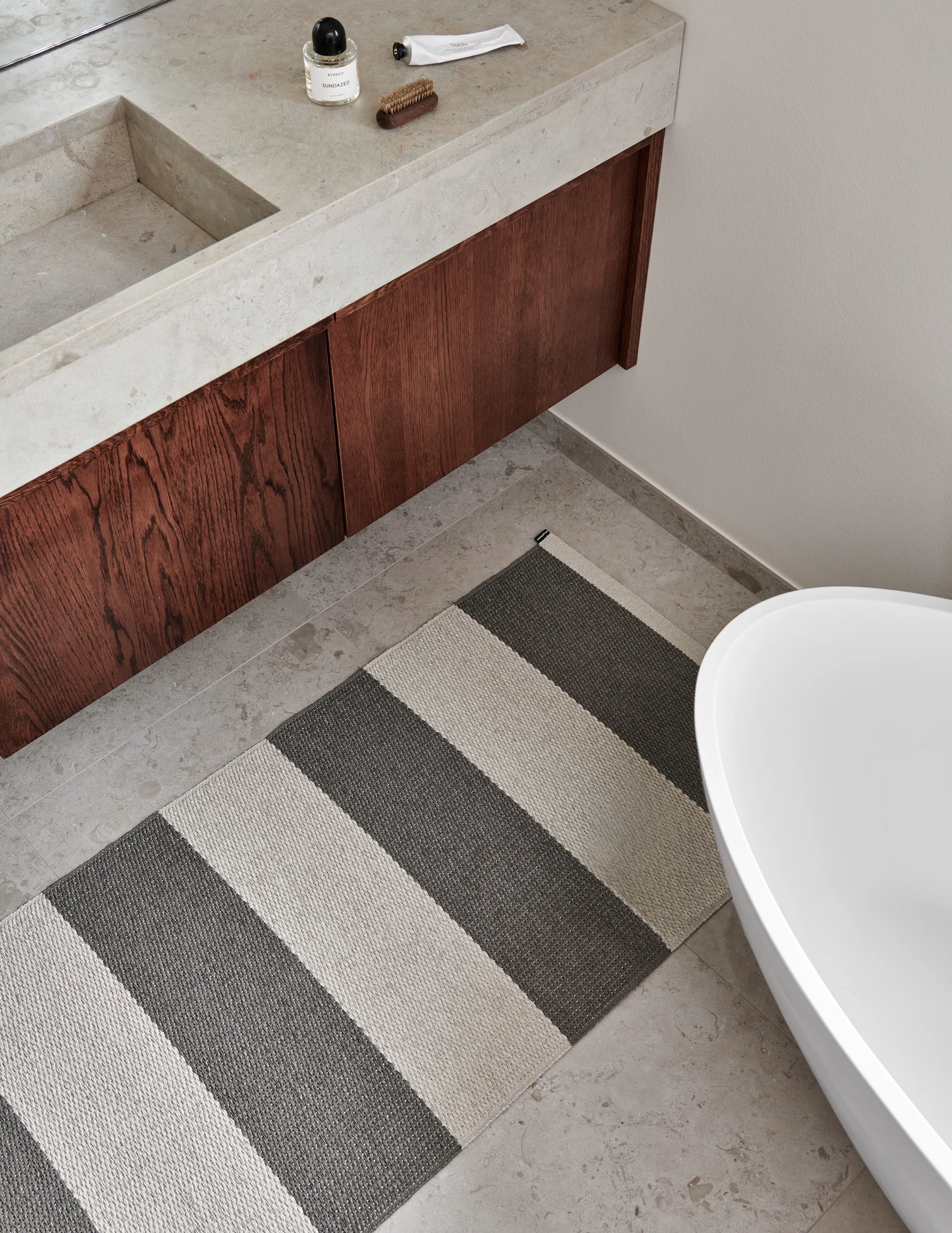 Bob løper, Charcoal/lin, 70x300 cm Pappelina