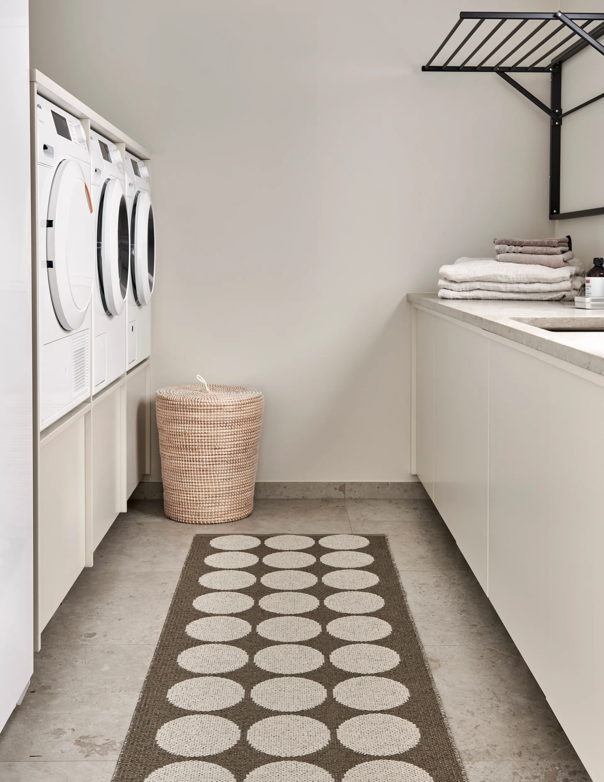 Hugo løper, Walnut/linen, 70x400 cm Pappelina