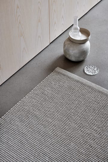 Sam teppe - Warm grey-charcoal, 70x225 cm - Pappelina