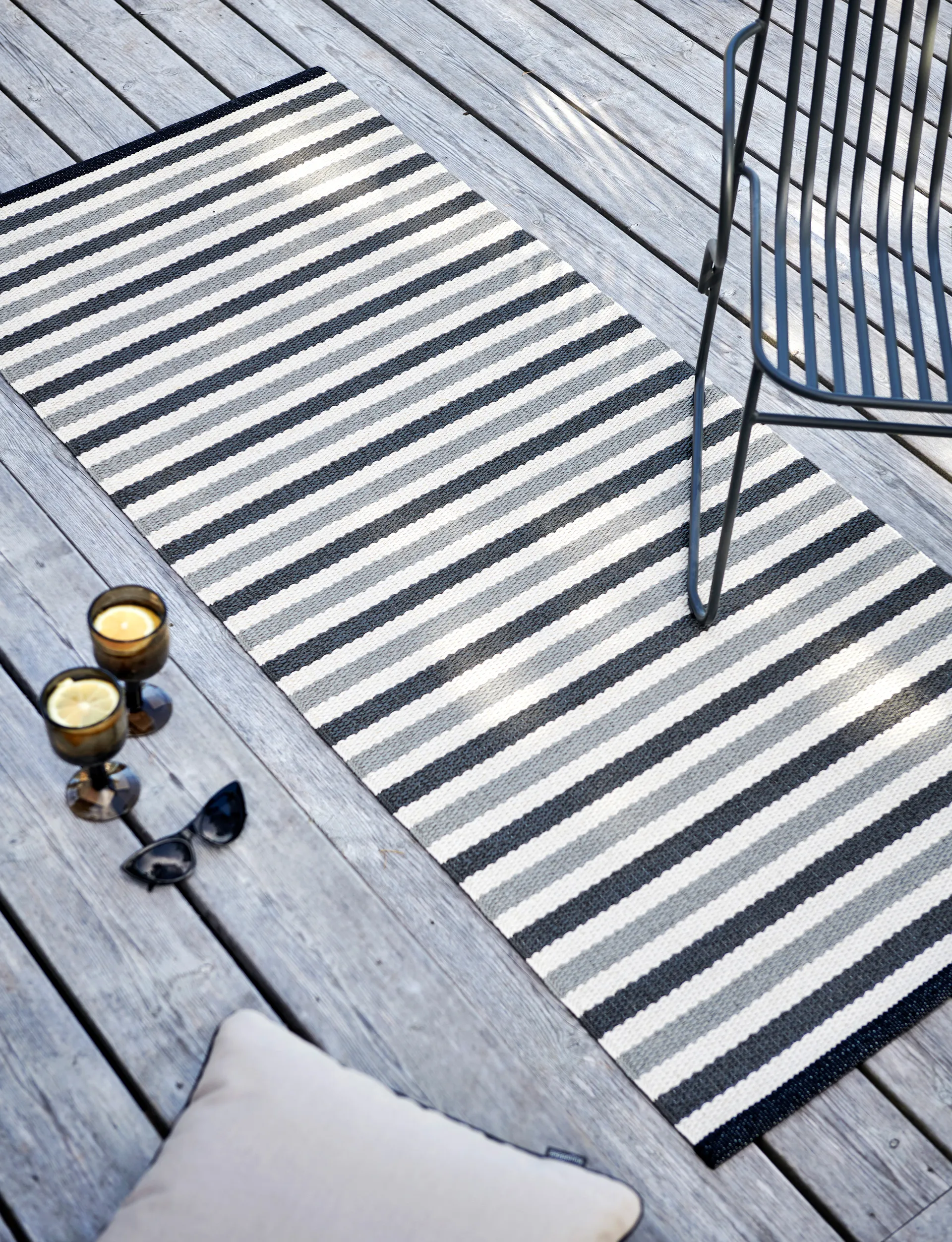 Teo løper, Warm Grey-charcoal, 70x240 cm Pappelina