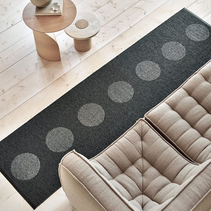 Vera 2.0 plastmatte black-black metallic, 70x360 cm Pappelina
