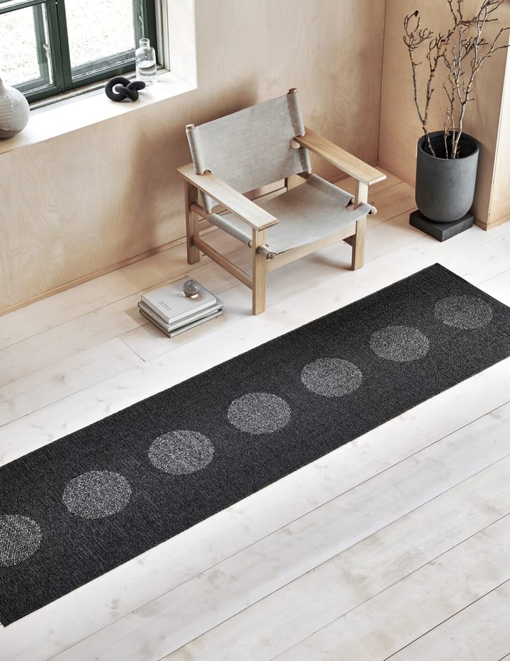 Vera 2.0 plastmatte black-black metallic, 70x360 cm Pappelina