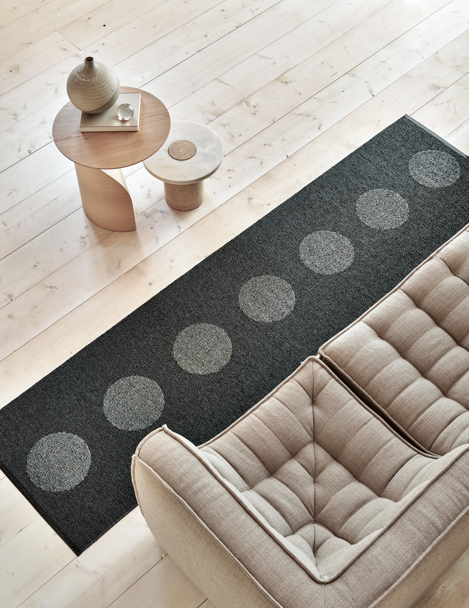 Vera 2.0 plastmatte black-black metallic, 70x360 cm Pappelina