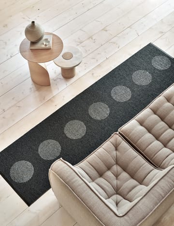 Vera 2.0 plastmatte black-black metallic - 70x360 cm - Pappelina