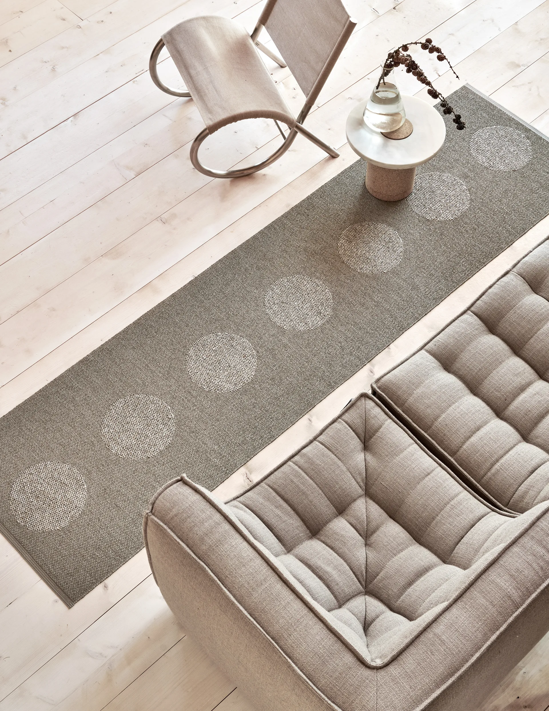 Vera 2.0 plastmatte dark linen-linen metallic, 70x200 cm Pappelina