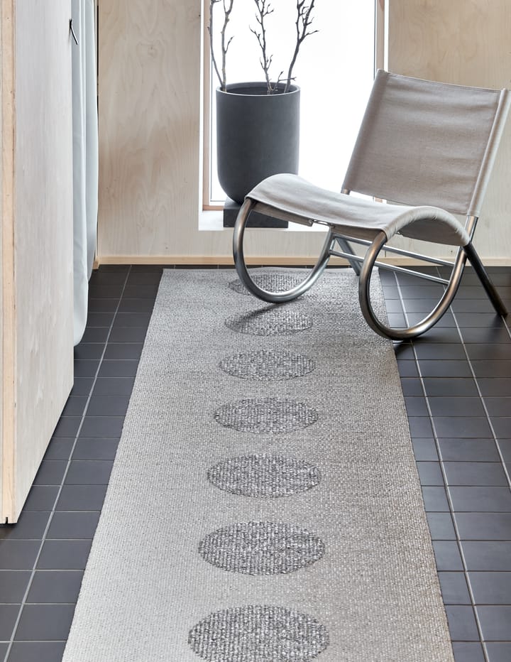 Vera 2.0 plastmatte grey-granit metallic, 70x280 cm Pappelina