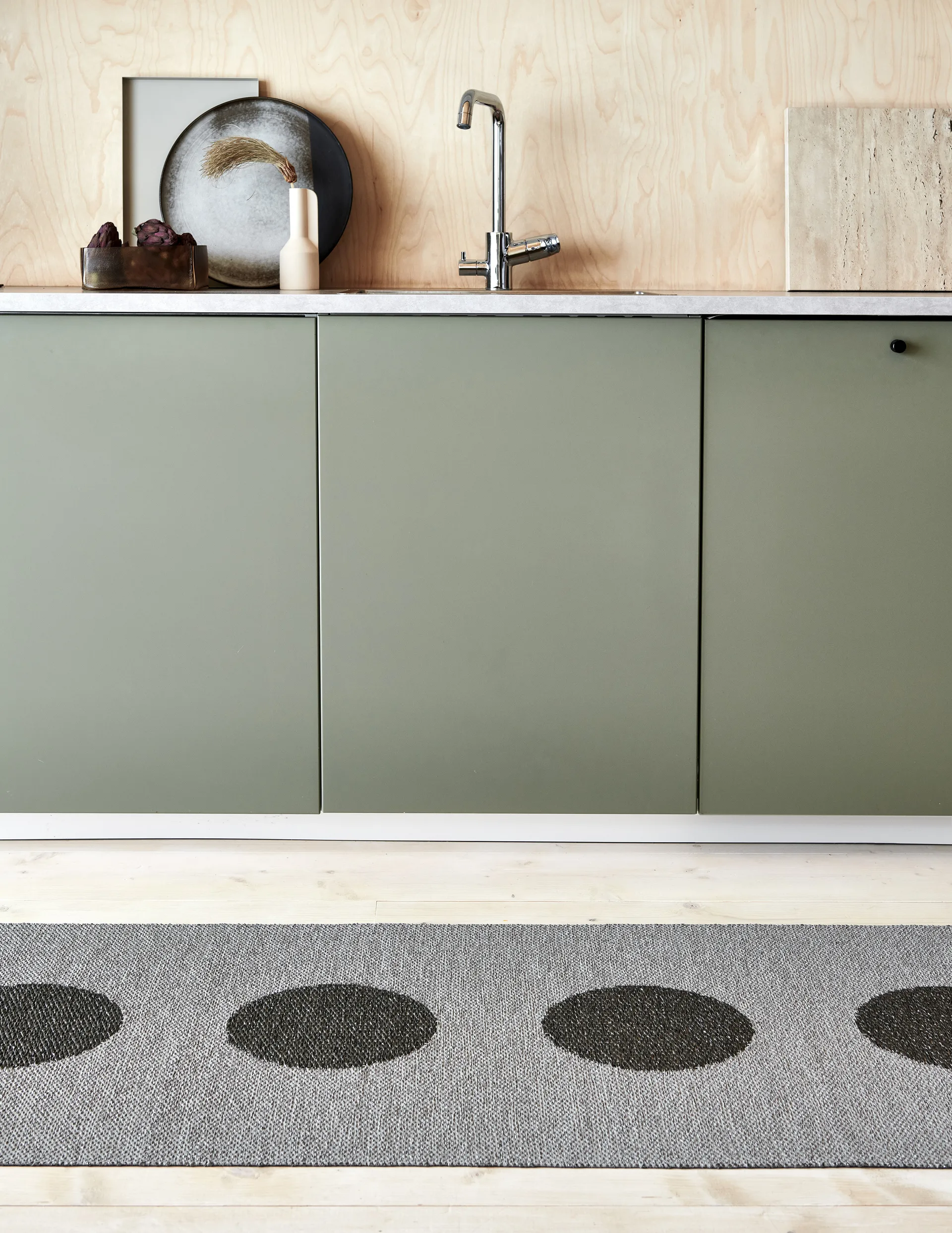 Vera 2.0 plastmatte grey-granit metallic, 70x280 cm Pappelina