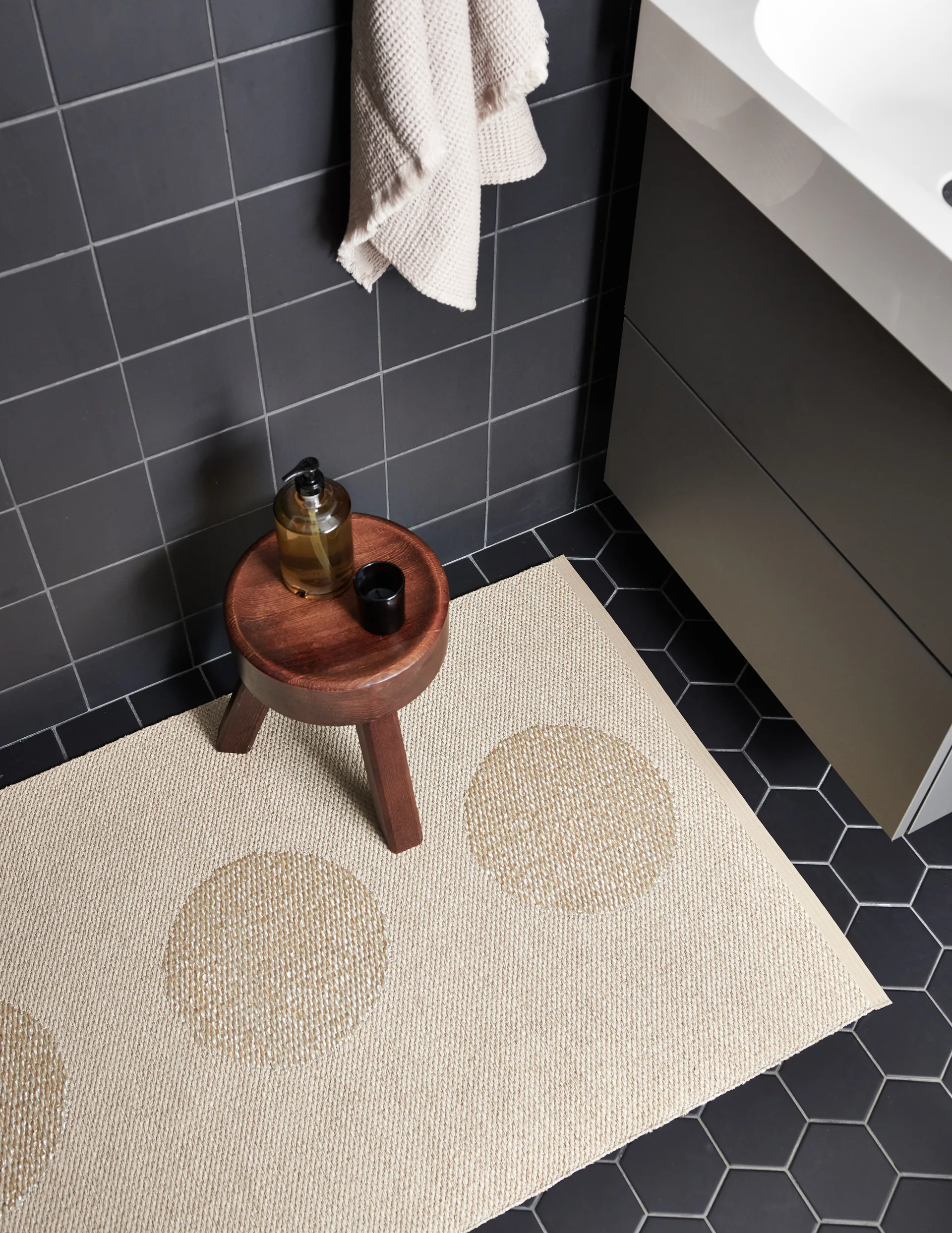 Vera 2.0 plastmatte linen-stone metallic, 70x200 cm Pappelina