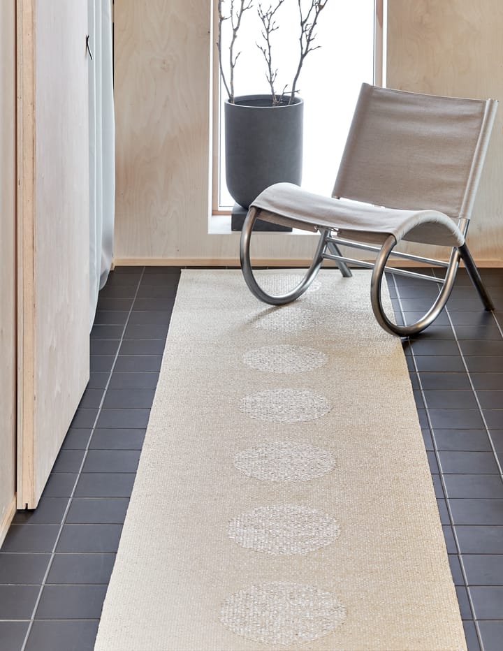 Vera 2.0 plastmatte linen-stone metallic, 70x200 cm Pappelina