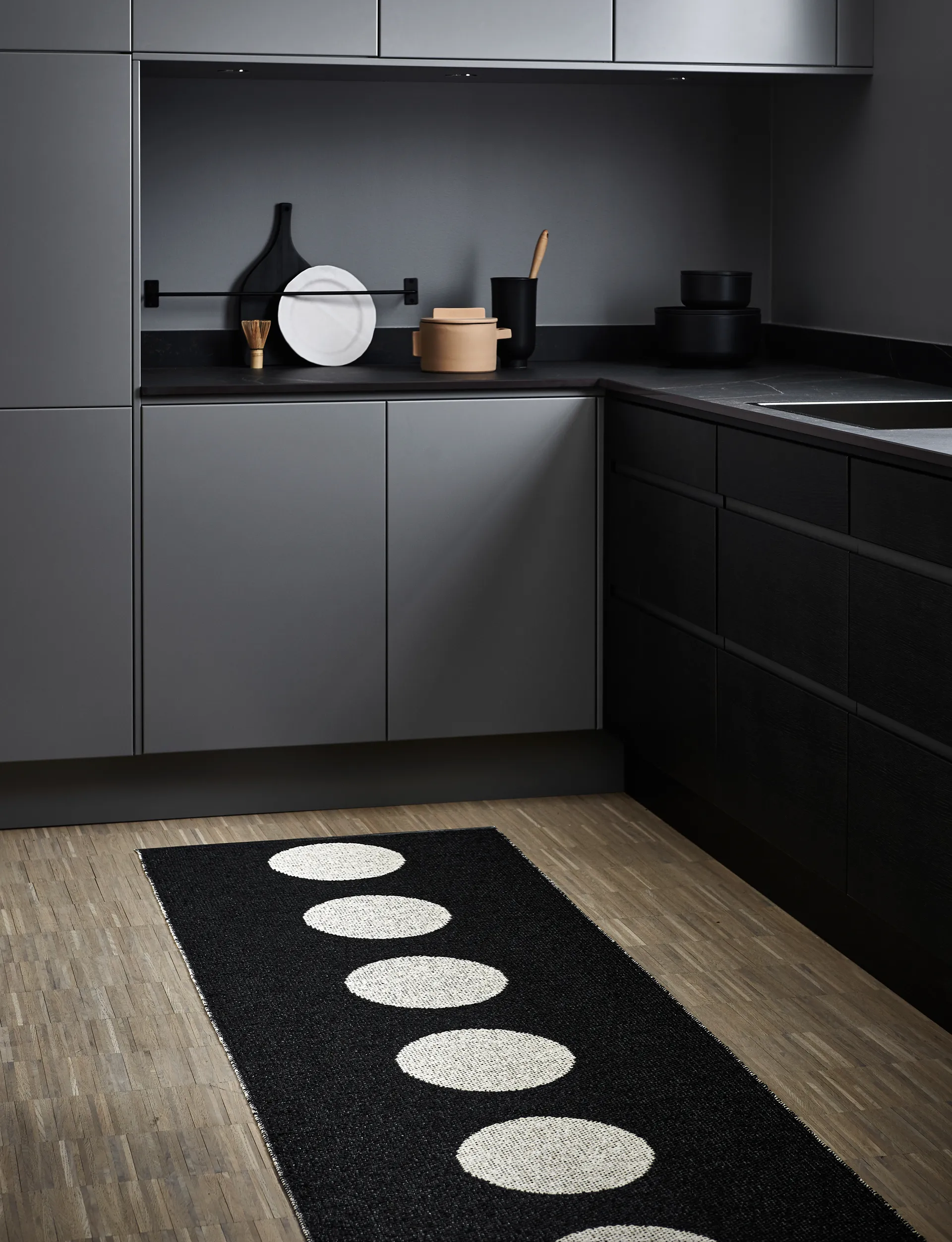 Vera løper black/vanilla, 70x300 cm Pappelina