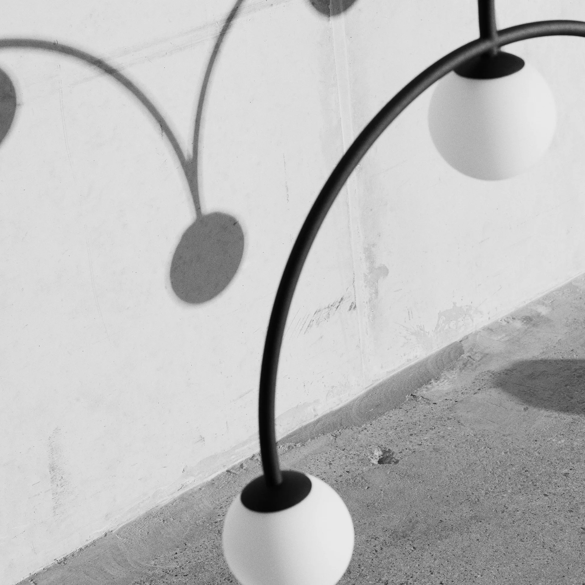 Bounce 116 taklampe, Svart-opalglass Pholc