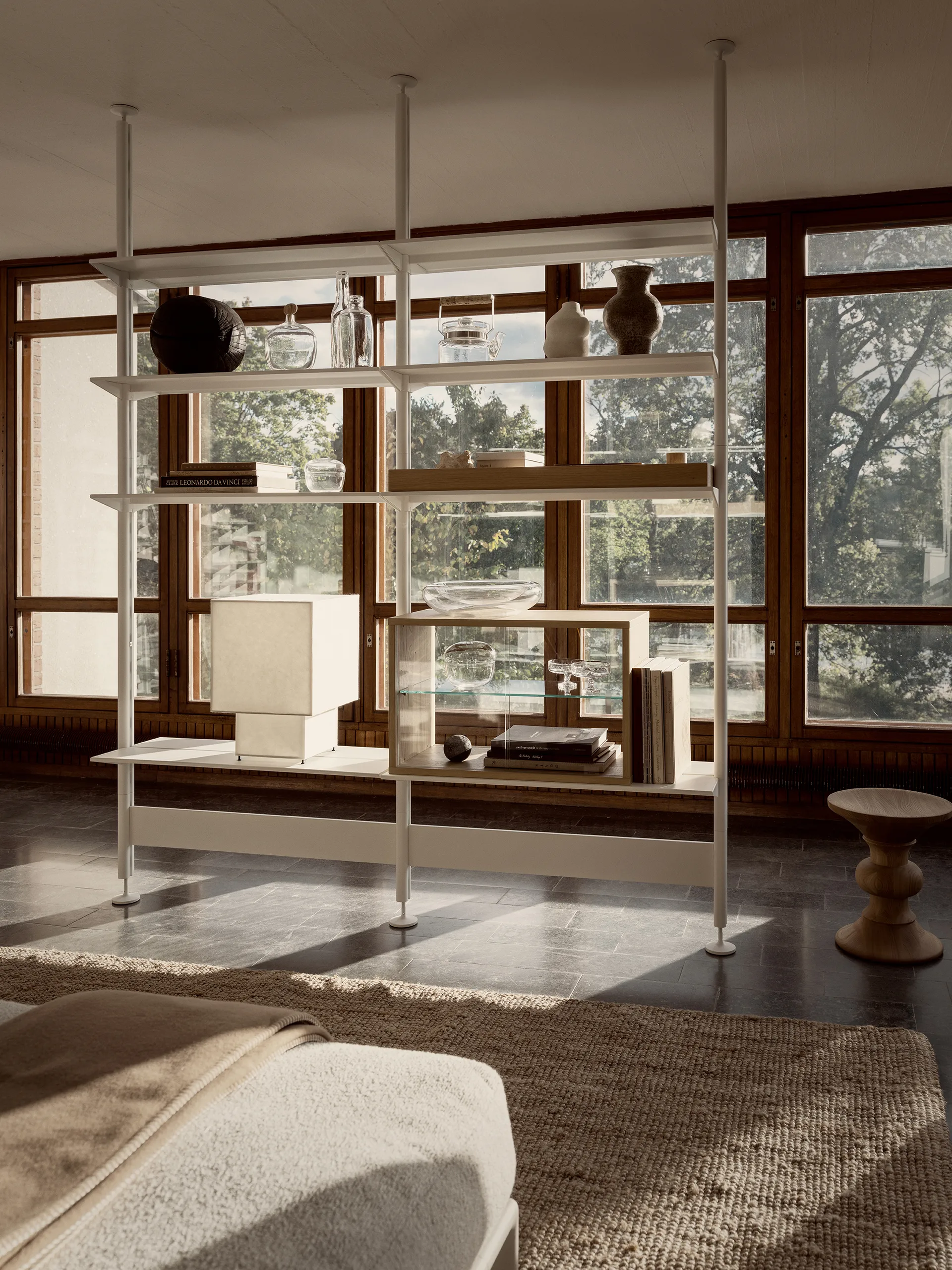 Pira vitrineskap, Hvitbeiset eik-klarglass, 70x31 cm, glassrygg Pira