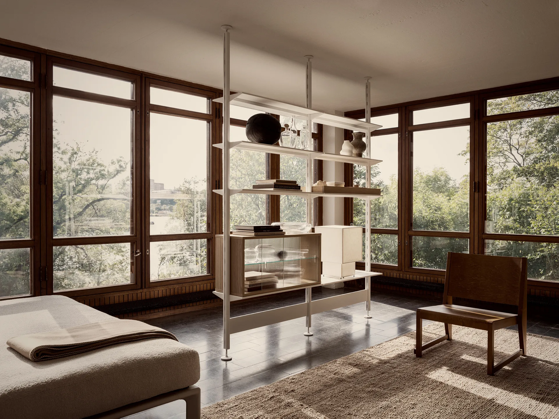 Pira vitrineskap, Hvitet eik-riflet glass, 70x31 cm, glassrygg Pira