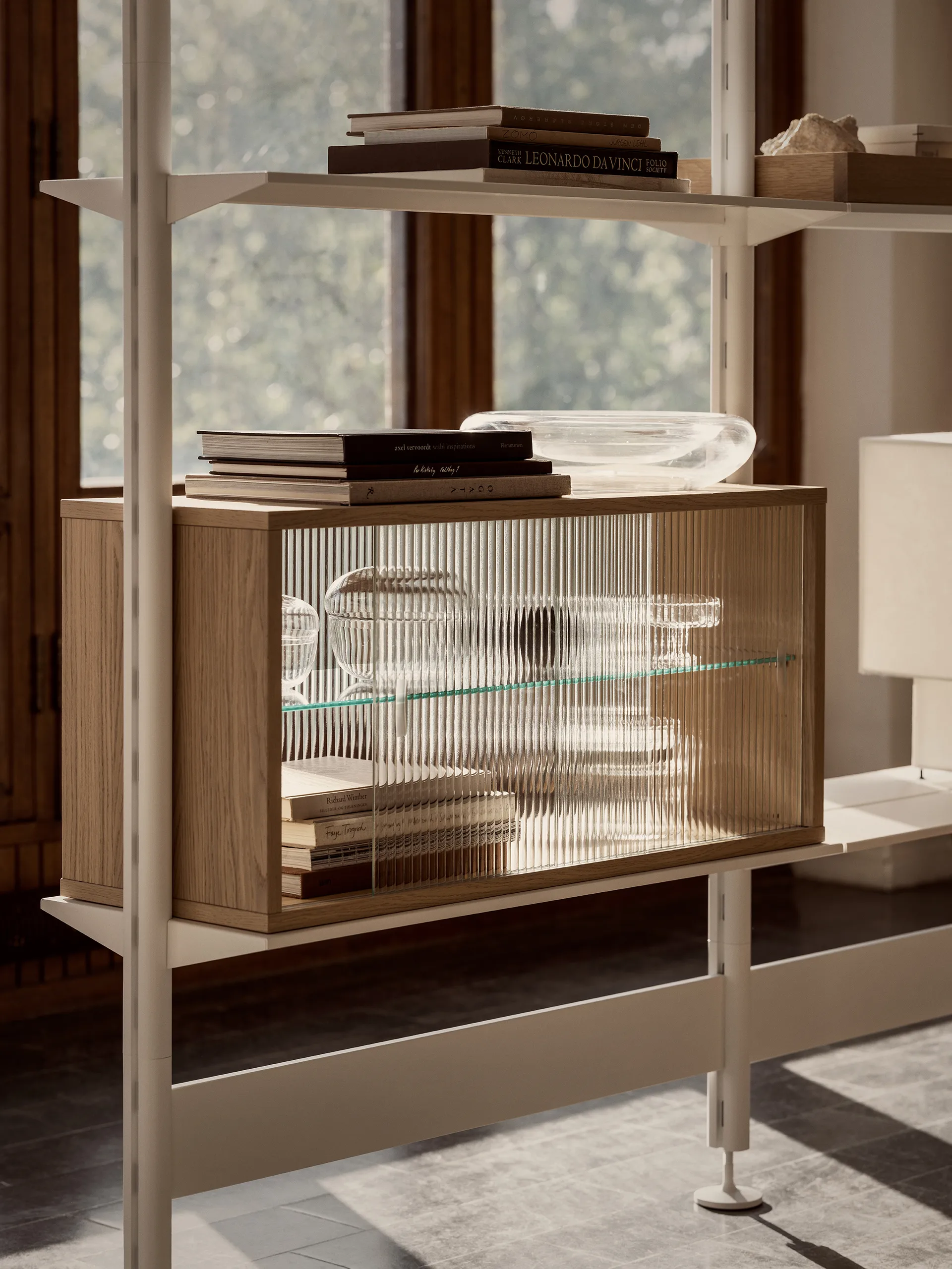 Pira vitrineskap, Hvitet eik-rillet glass, 70x31 cm, 4 dører Pira