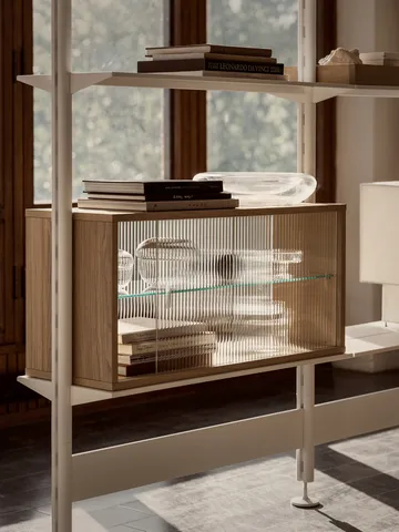 Pira vitrineskap - Hvitet eik-rillet glass, 70x31 cm, 4 dører - Pira