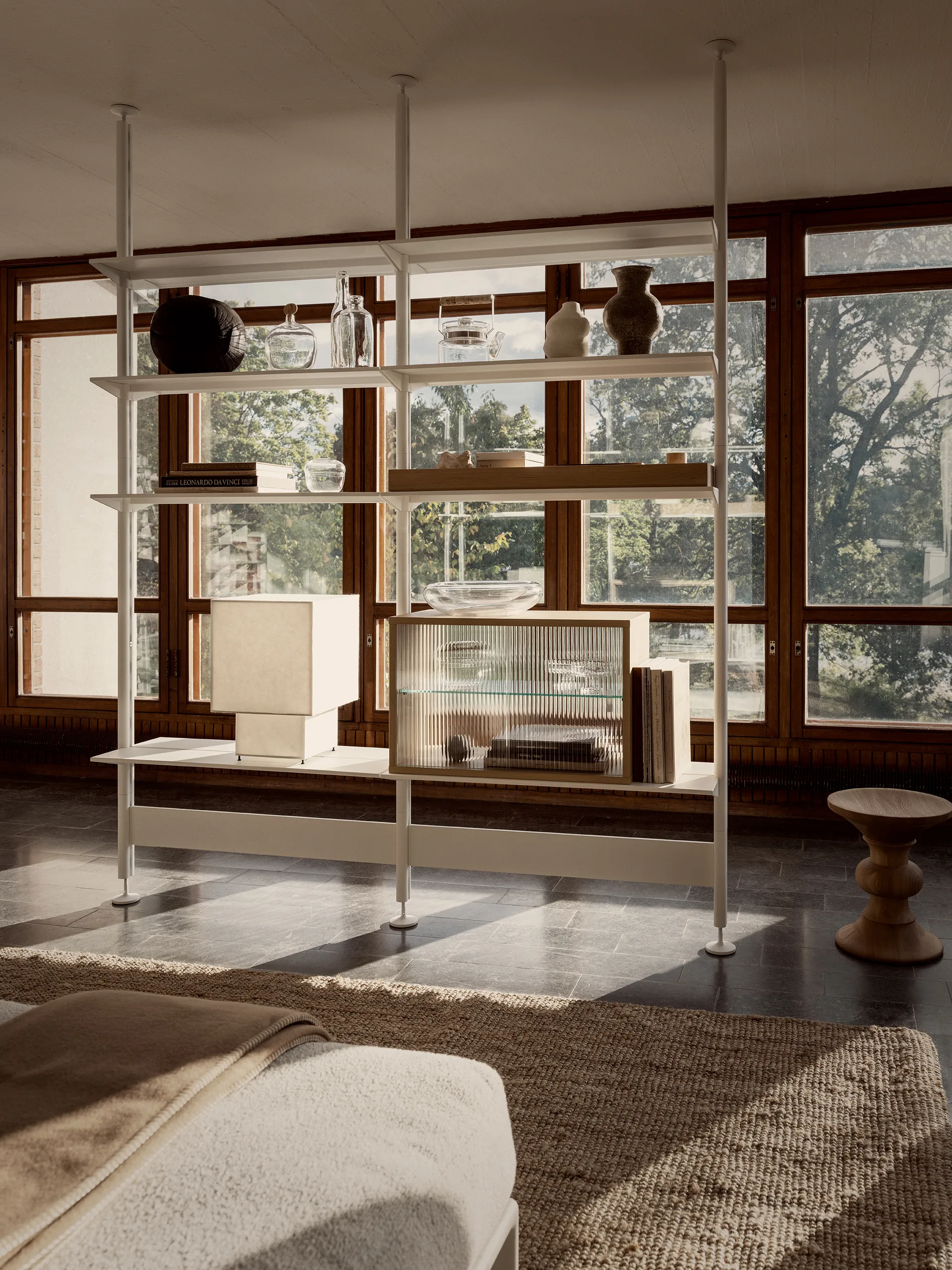 Pira vitrineskap, Hvitet eik-rillet glass, 70x31 cm, 4 dører Pira