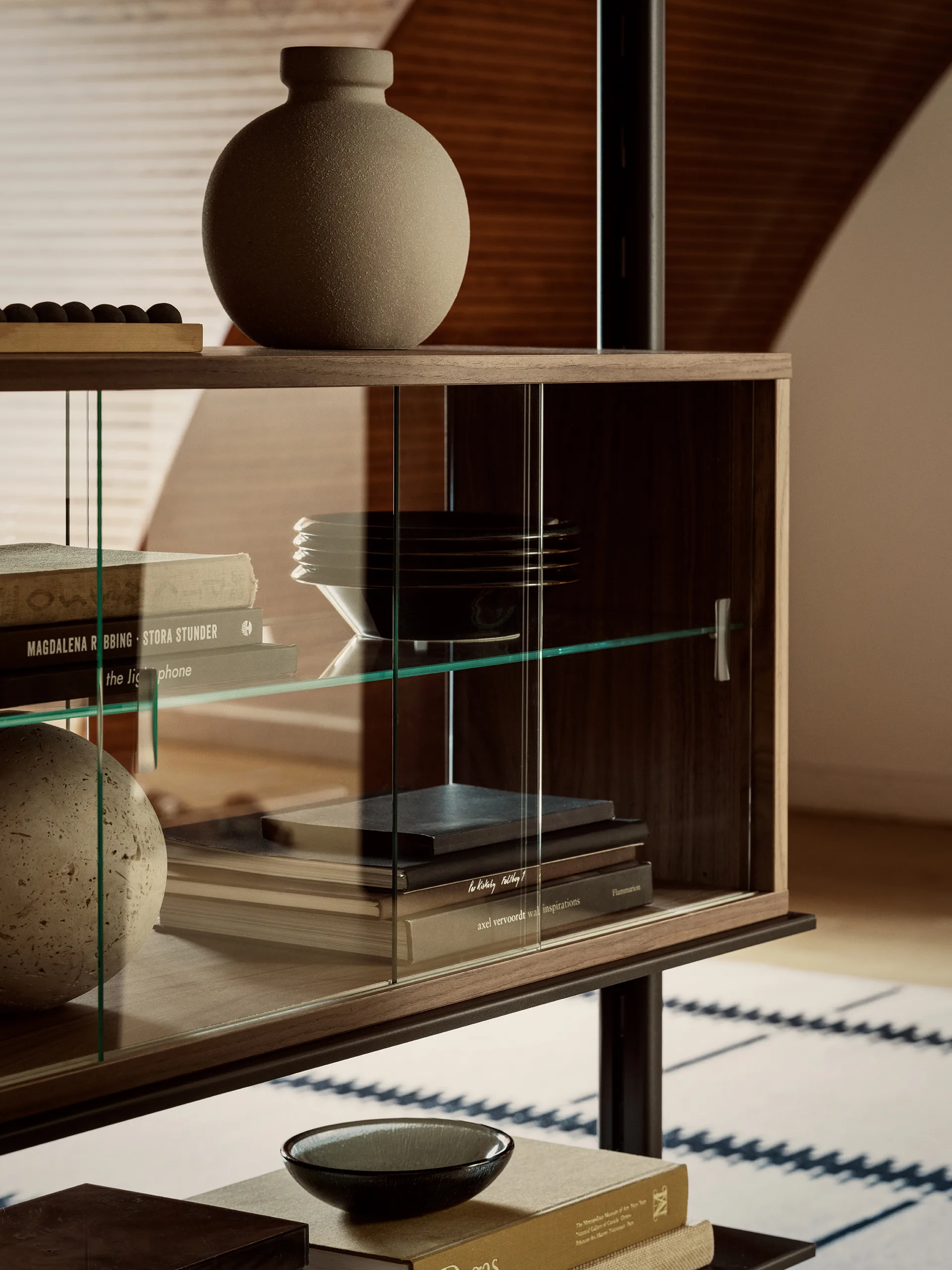 Pira vitrineskap, Valnøtt-klarglass, 70x31 cm, 4 dører Pira