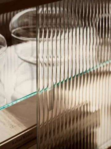 Pira vitrineskap - Valnøtt-riflet glass, 70x31 cm, 4 dører - Pira