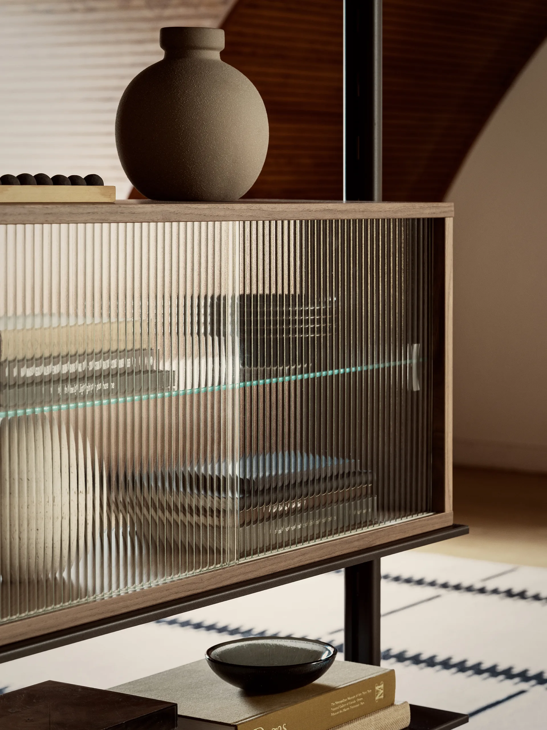 Pira vitrineskap, Valnøtt-riflet glass, 90x31 cm, 4 dører Pira