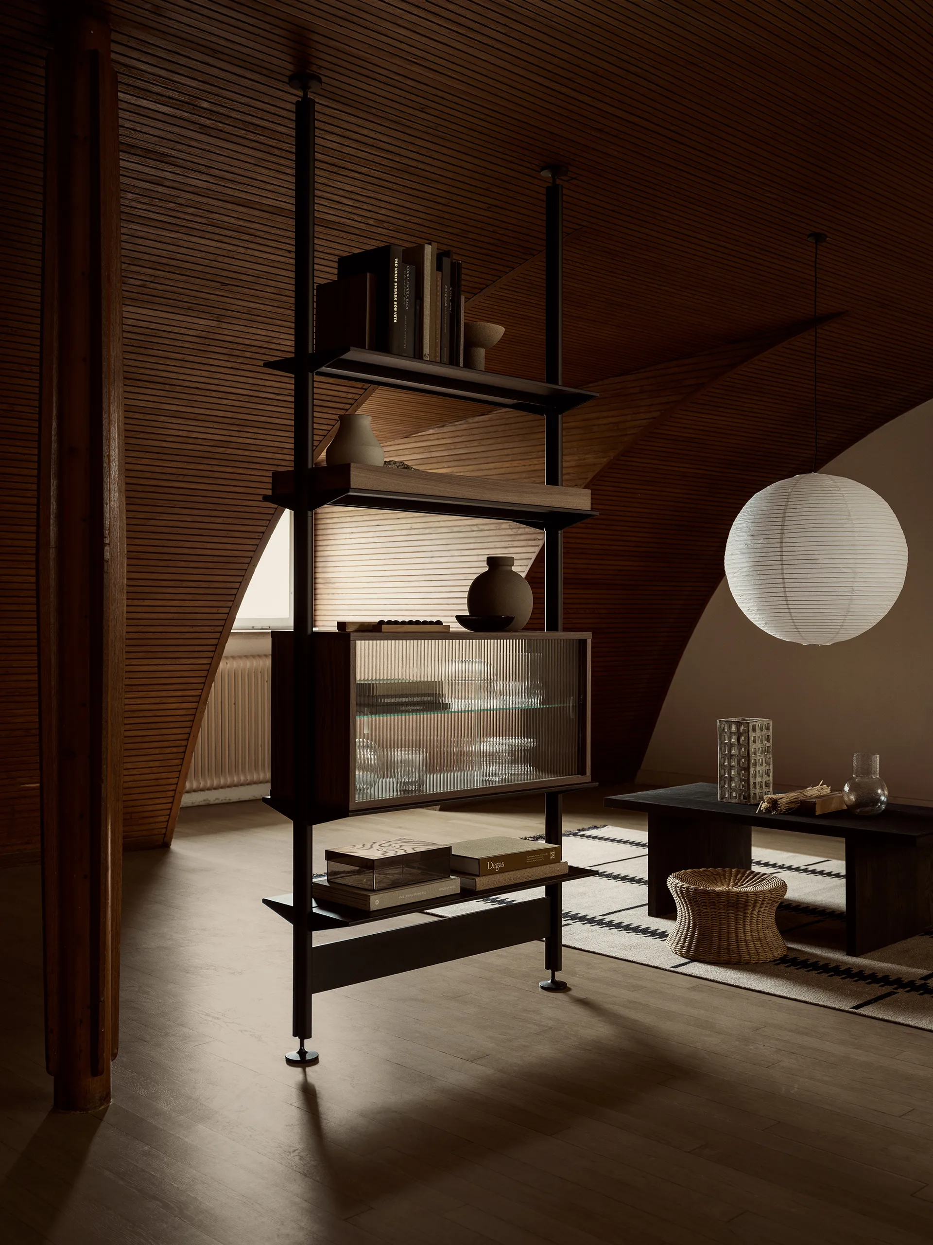 Pira vitrineskap, Valnøtt-rillet glass, 90x31 cm, glassrygg Pira