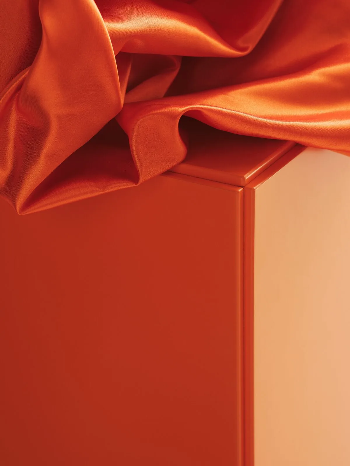 Relief kommode lav med ben 123x46,6 cm oransje,  Relief