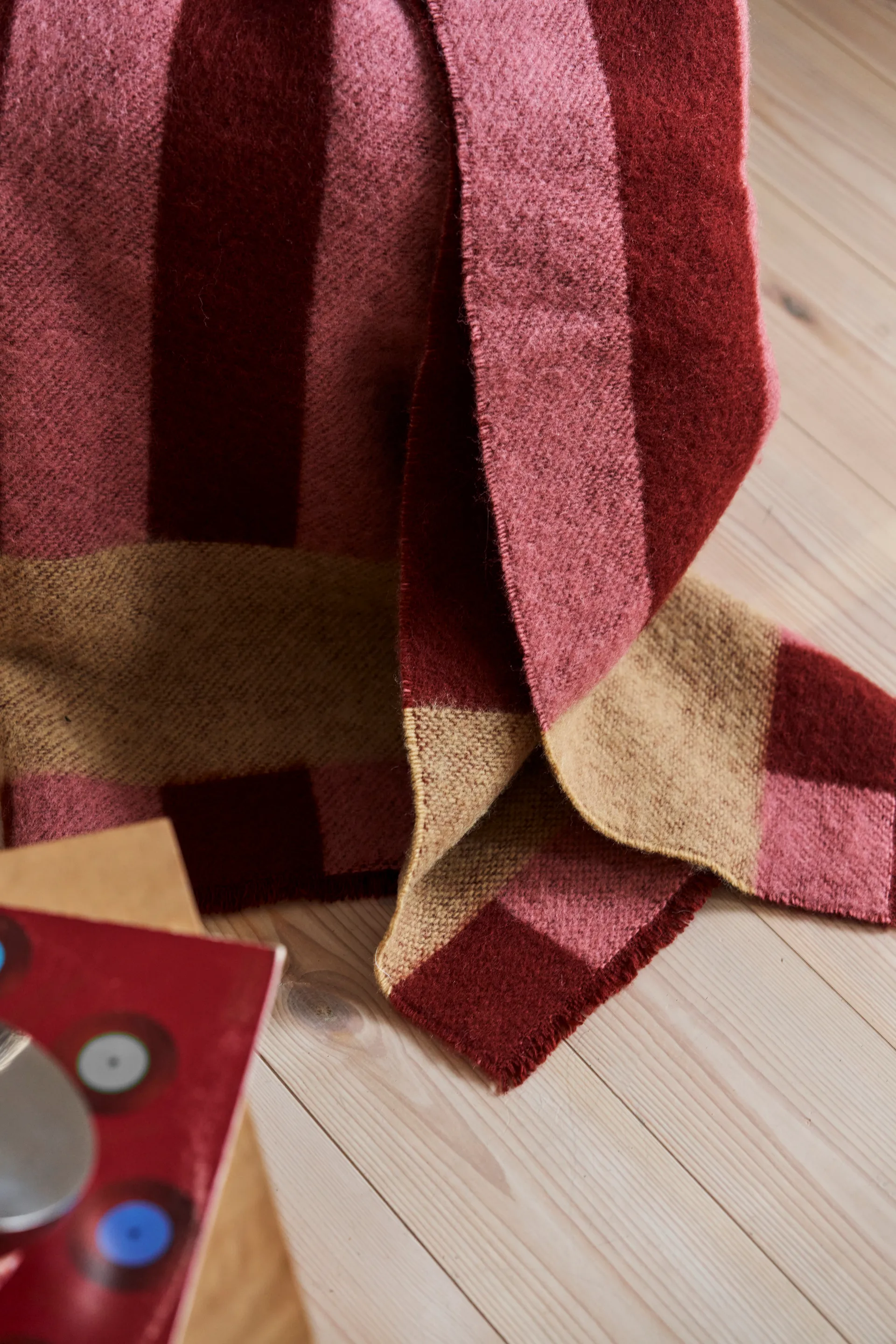 Aisles ullpledd 130x180 cm, Rød Scandi Living