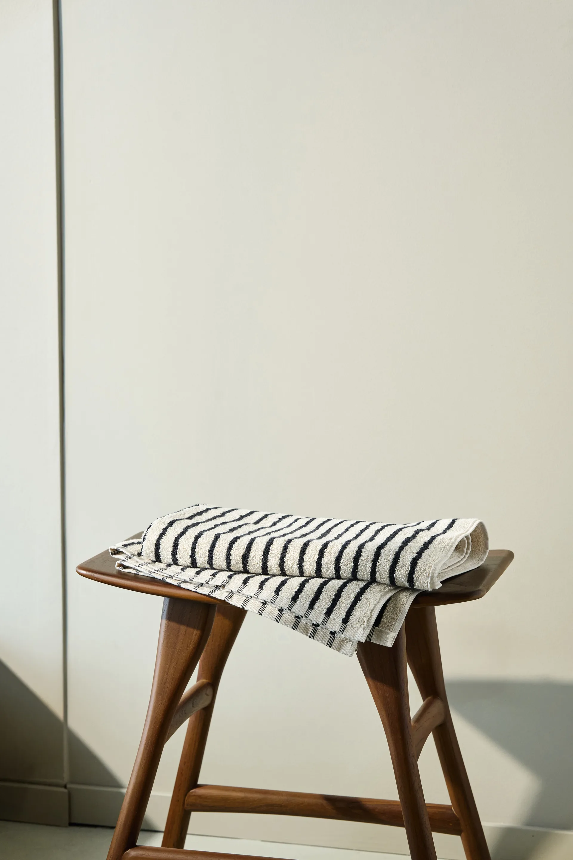 Drift badehåndkle 70x140 cm, Hvit-svart Scandi Living