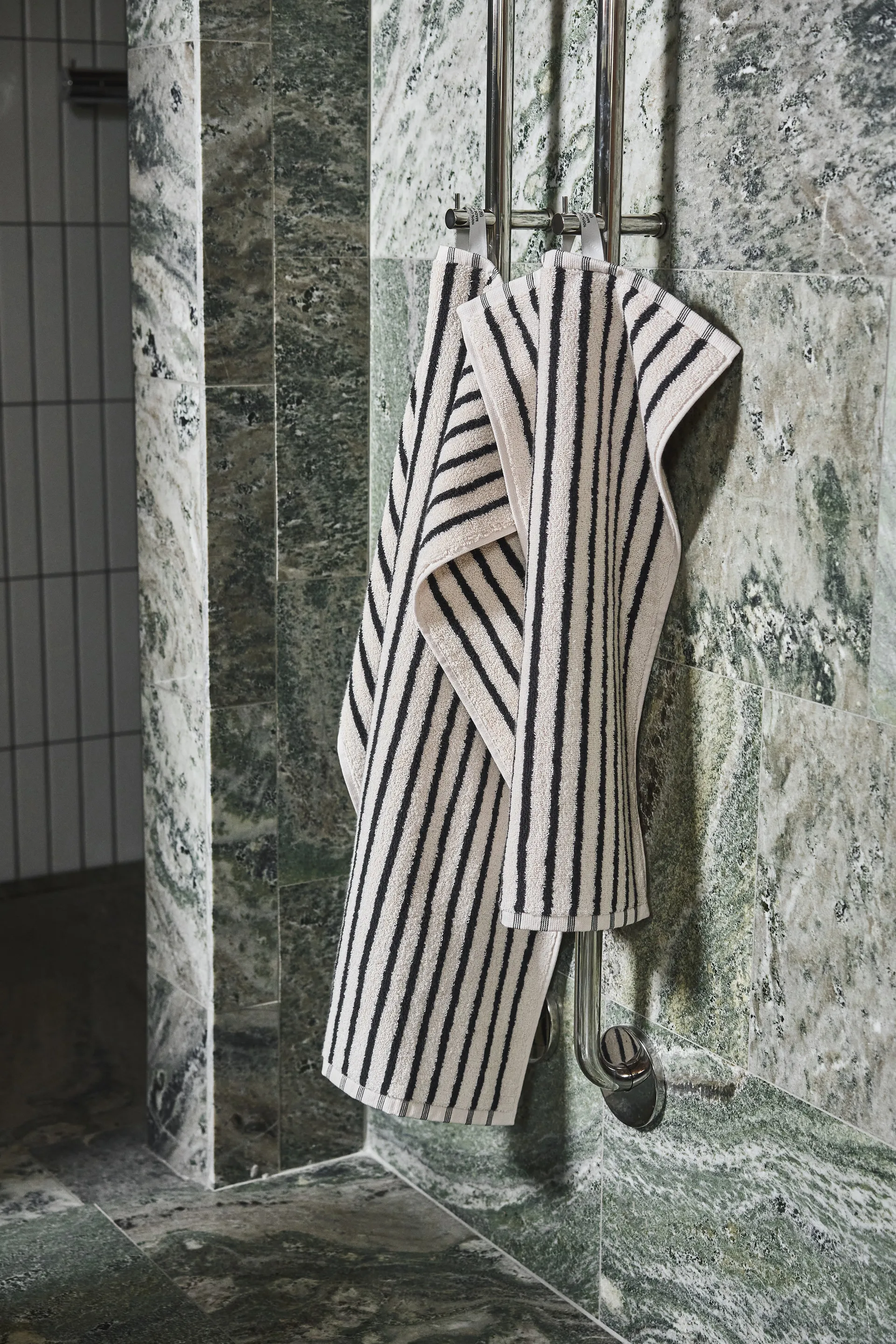 Drift håndkle 30x50 cm, Hvit-svart Scandi Living