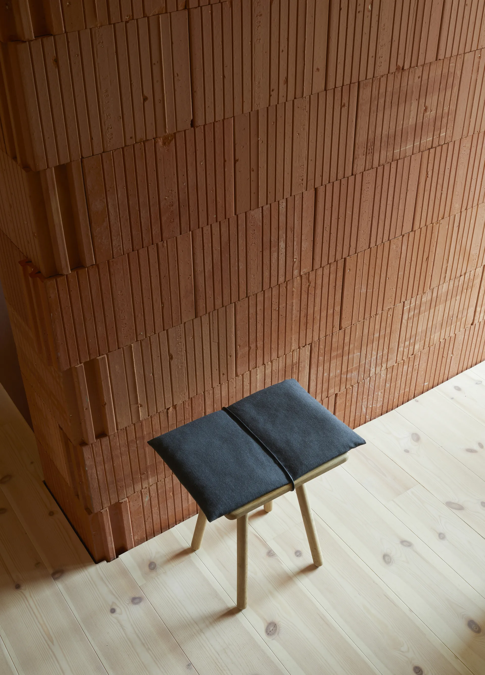 Georg ullpute med rem til krakk/barstol, Mørkegrå-svart Skagerak