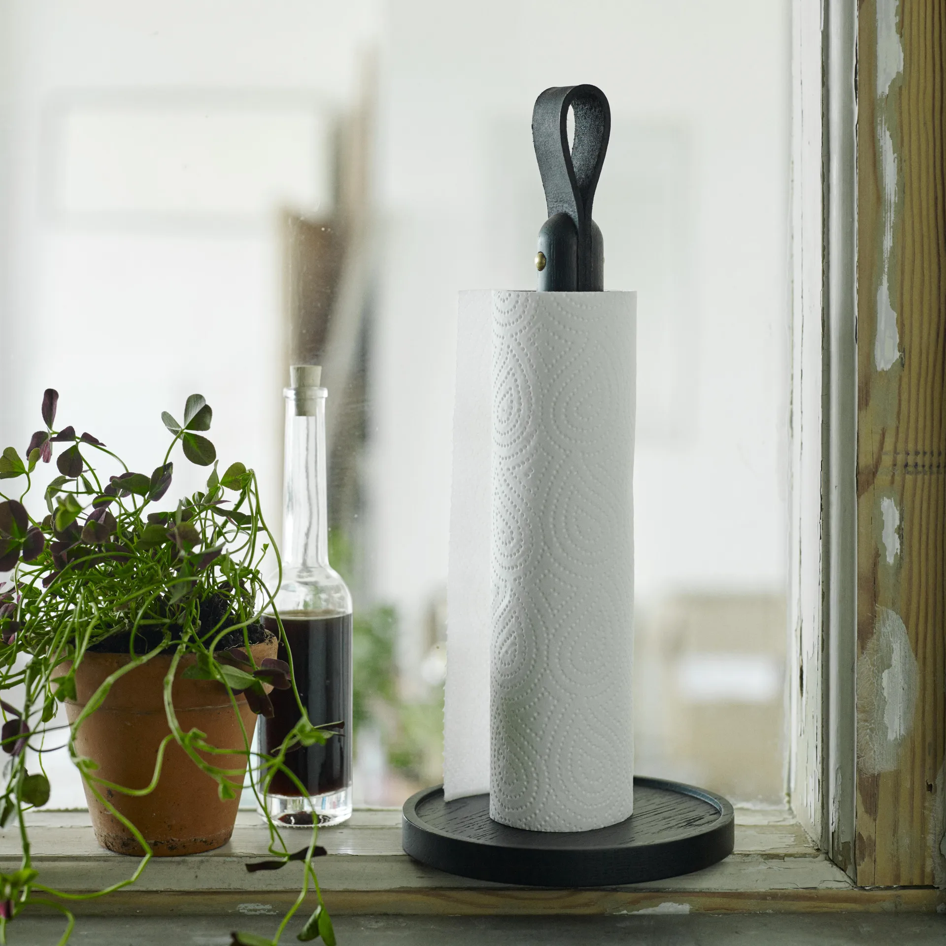 Norr tørkepapirholder, svartlasert eik Skagerak